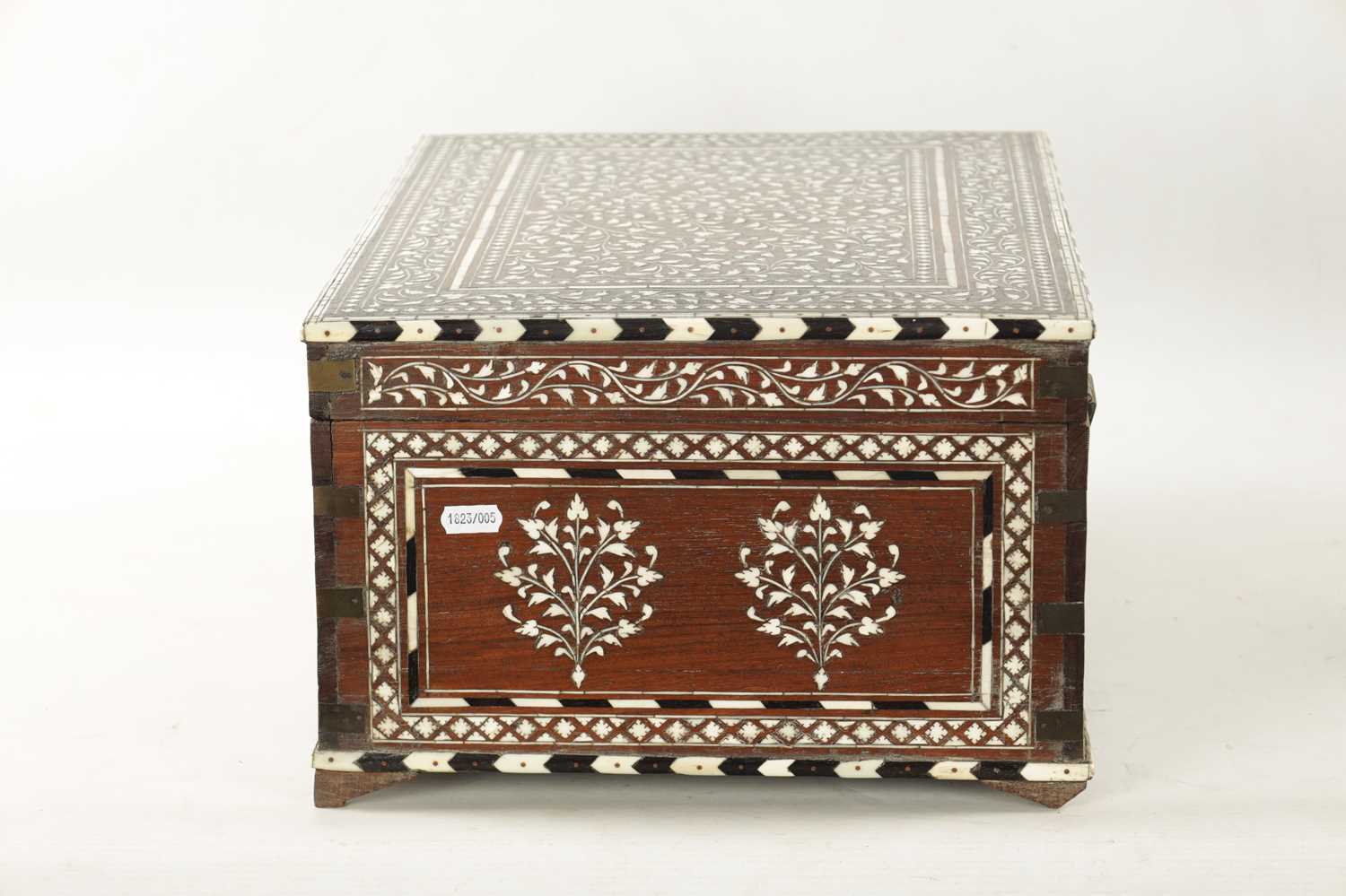 A LARGE LATE 19TH CENTURY ANGLO-INDIAN IVORY AND EBONY INLAID WORKBOX - Bild 9 aus 10