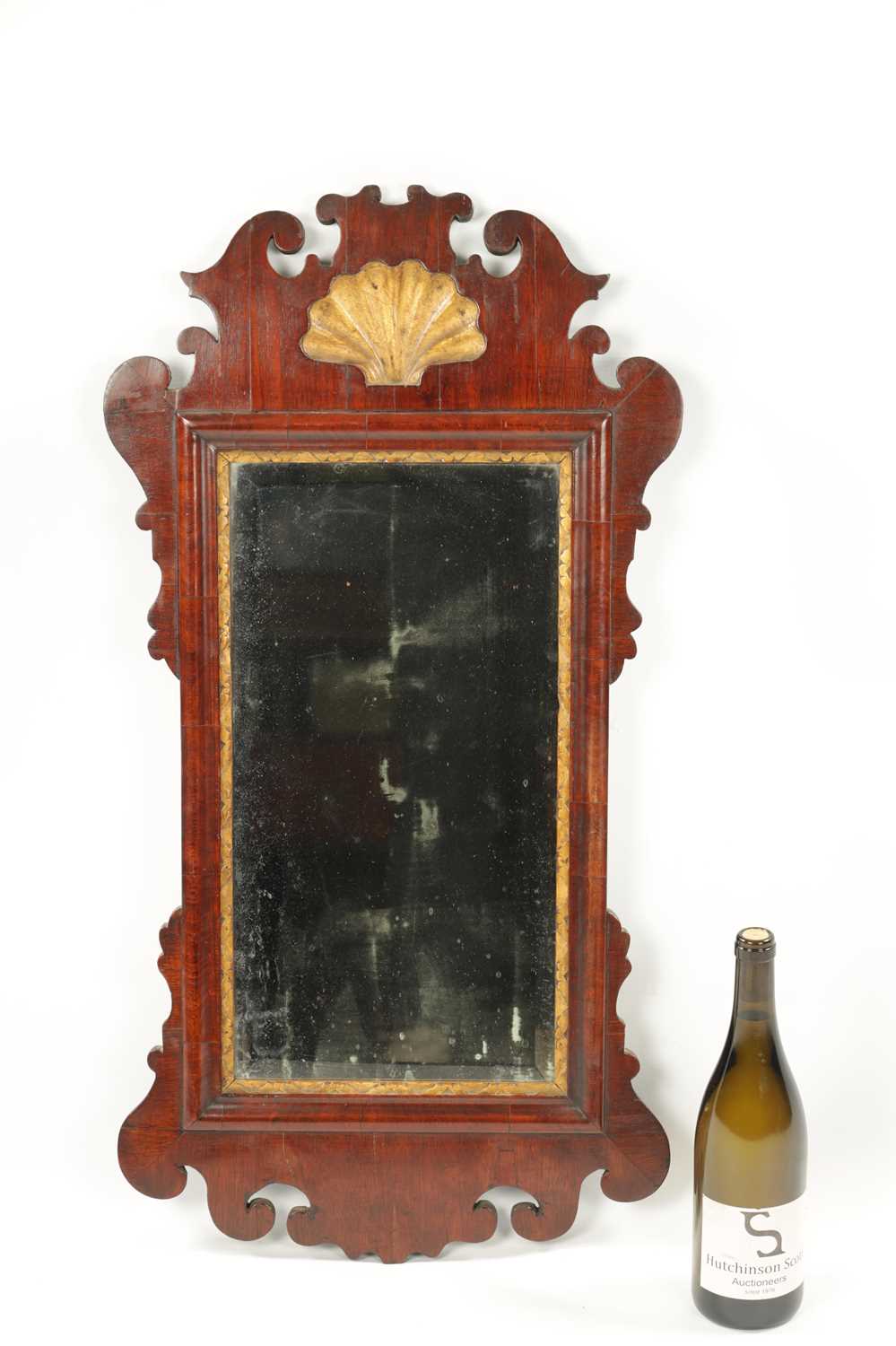 A SMALL 18TH CENTURY WALNUT HANGING MIRROR - Image 5 of 6