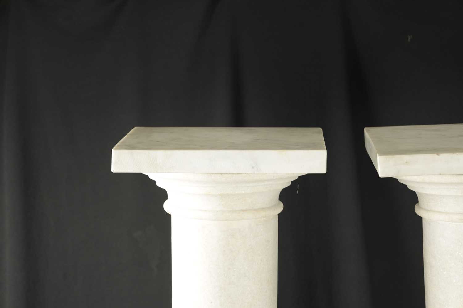 A LARGE PAIR OF WHITE MARBLE COLUMNS - Image 4 of 8