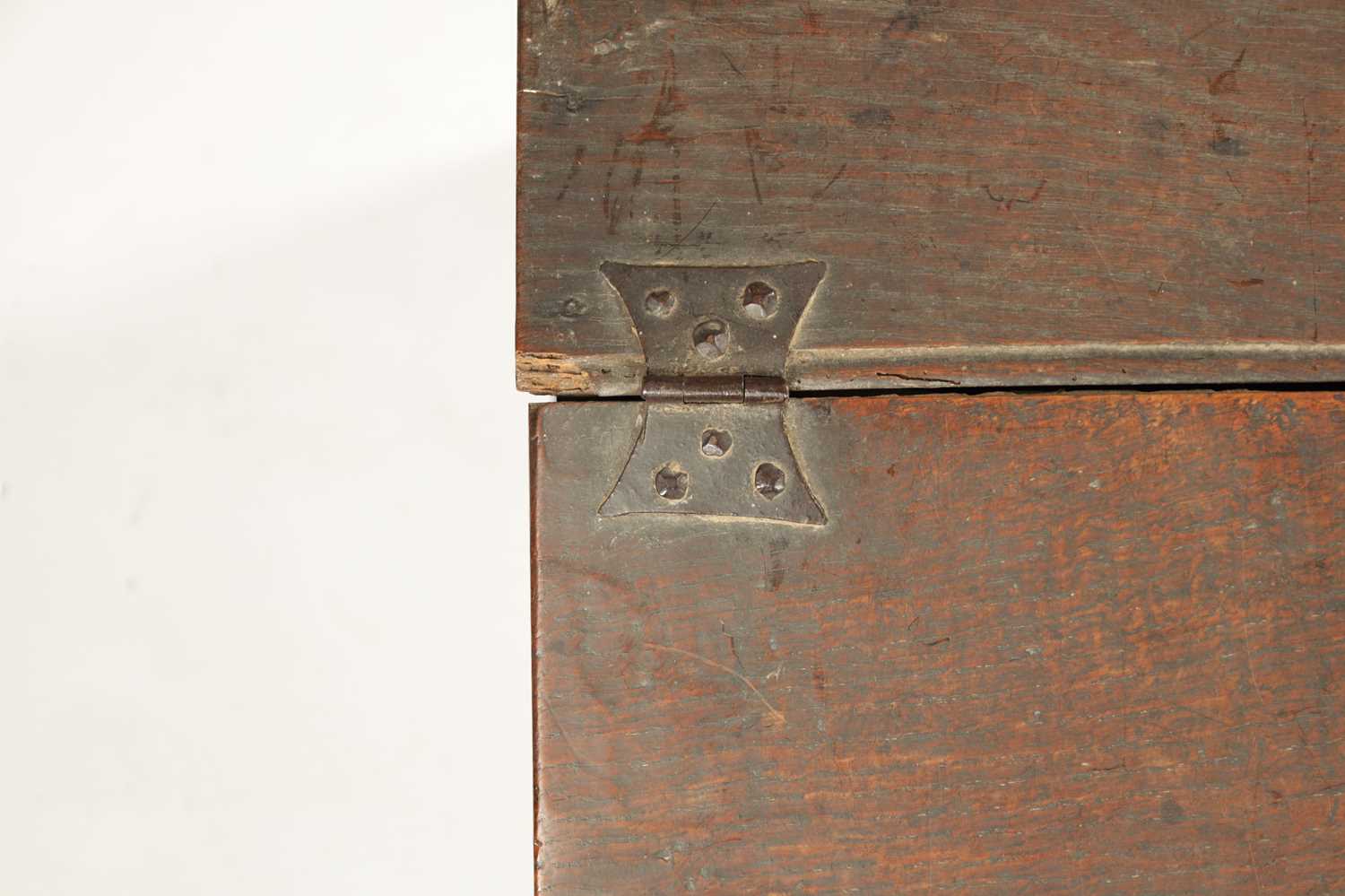 AN 17TH CENTURY SLOPE TOP OAK BIBLE BOX - Image 3 of 7