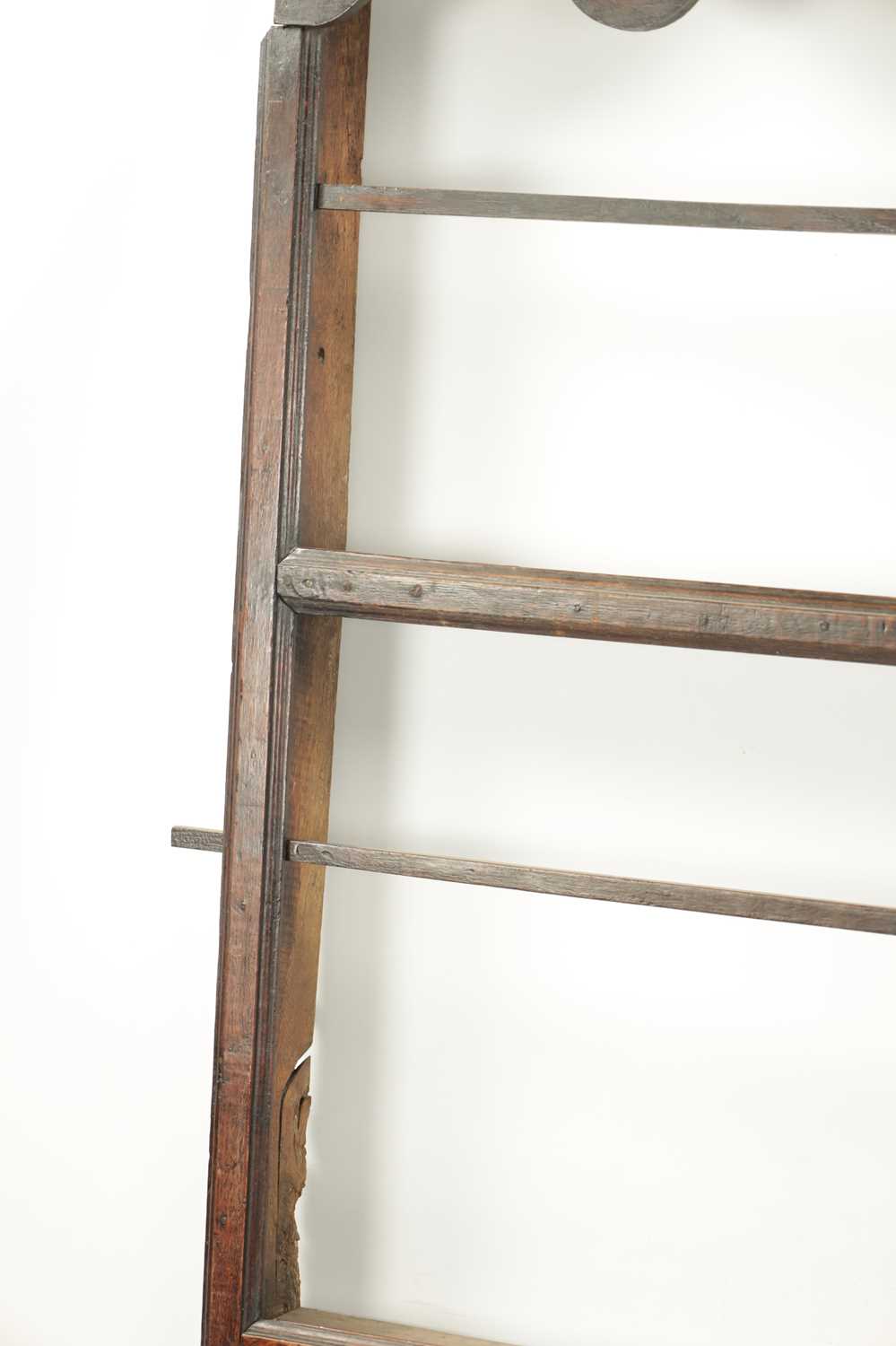 AN 18TH CENTURY OAK HANGING DELFT RACK - Image 5 of 5