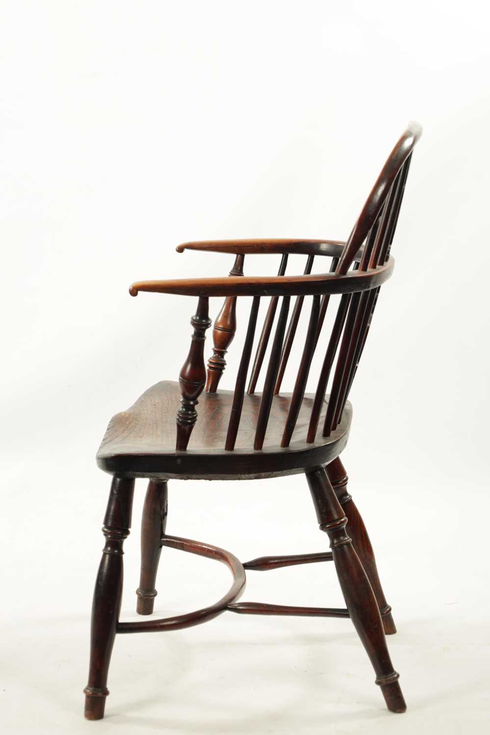 AN EARLY 19TH CENTURY YEW WOOD LOW BACK WINDSOR CHAIR - Image 5 of 6