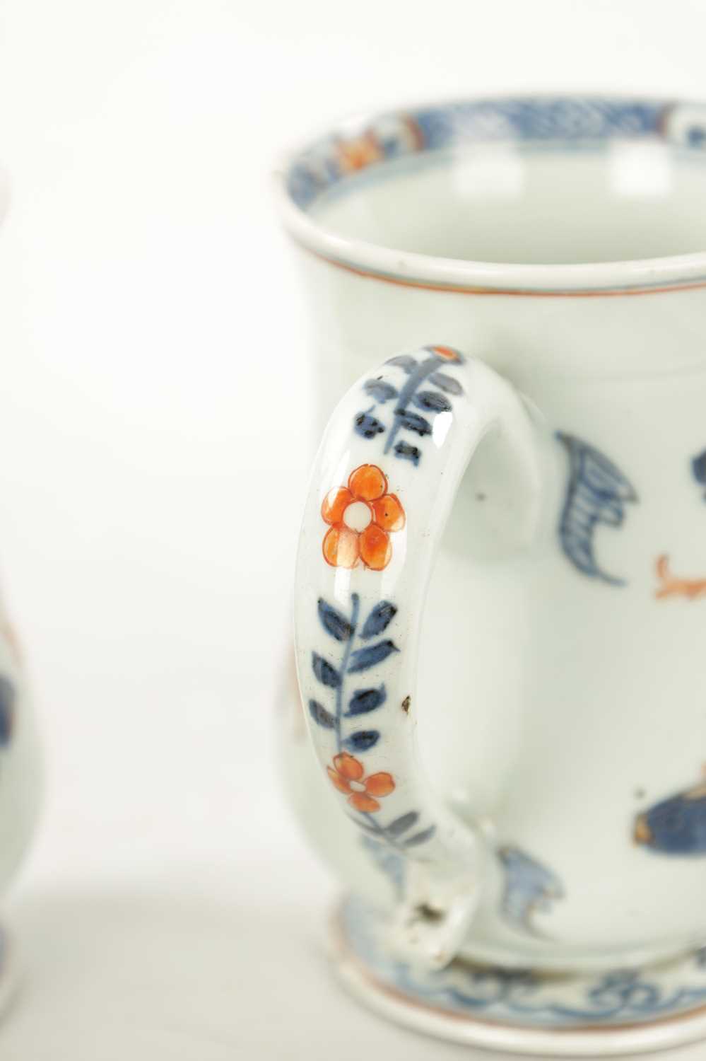 A PAIR OF 18TH CENTURY CHINESE IMARI TANKARDS - Image 5 of 7