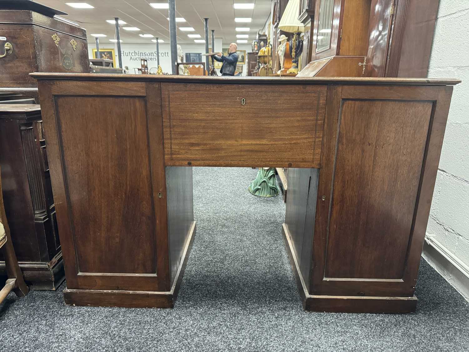 A GEORGE III MAHOGANY LIBRARY DESK - Bild 12 aus 15