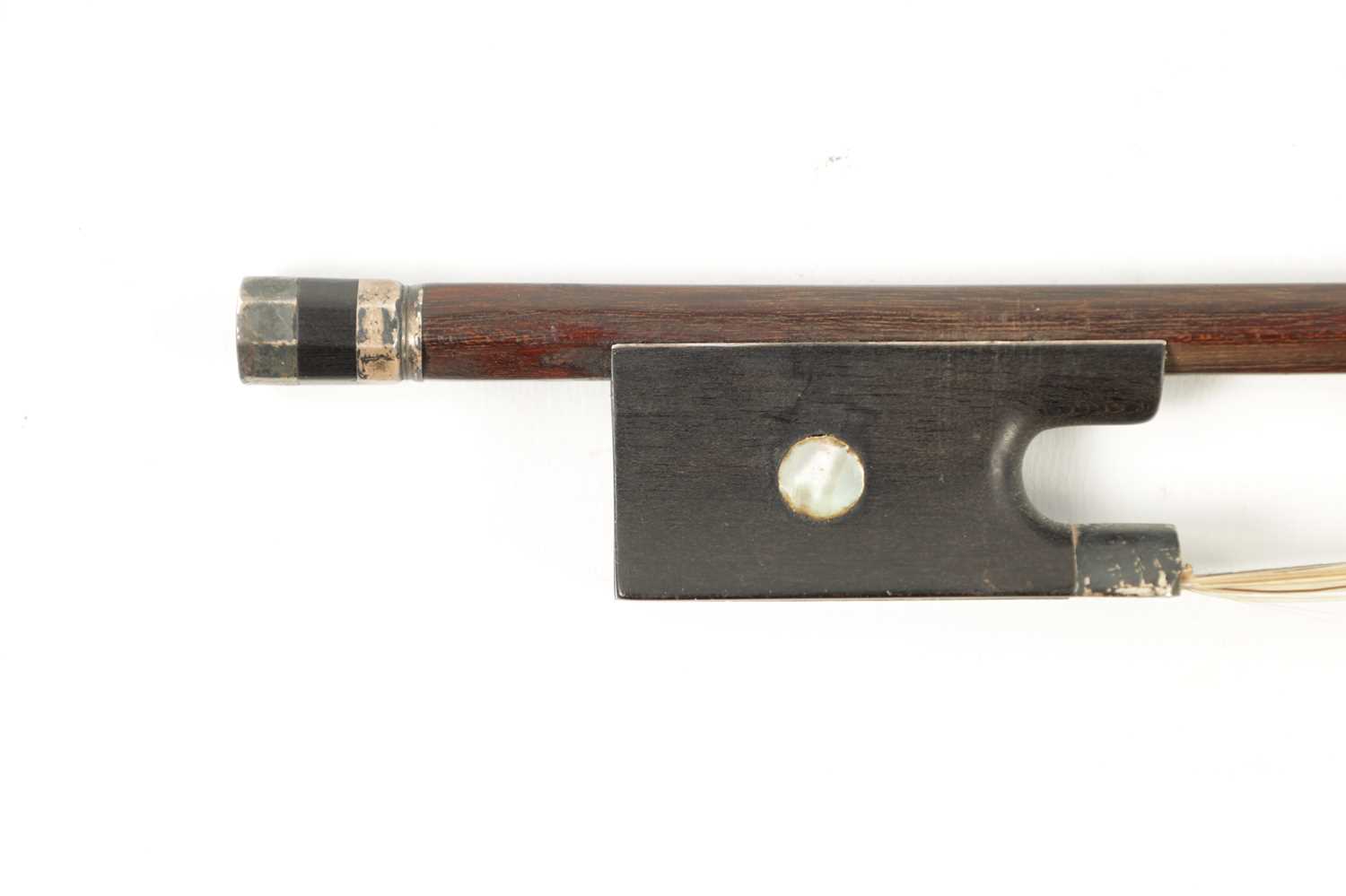 AN ANTIQUE VIOLIN BOW SIGNED CARRODUS - Image 3 of 7