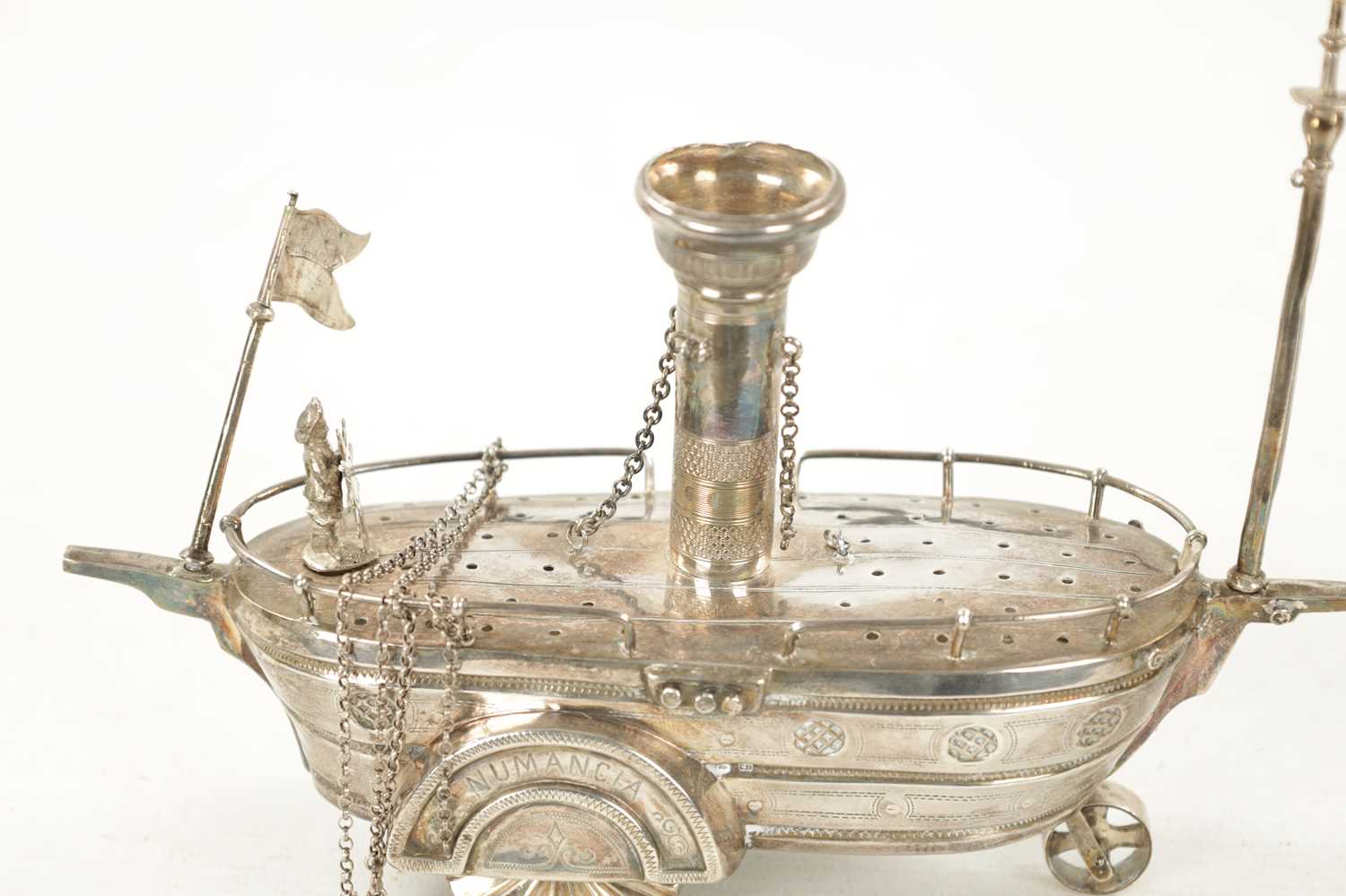 AN EARLY 20TH CENTURY SILVER METAL NOVELTY TABLE LIGHTER - Image 3 of 5