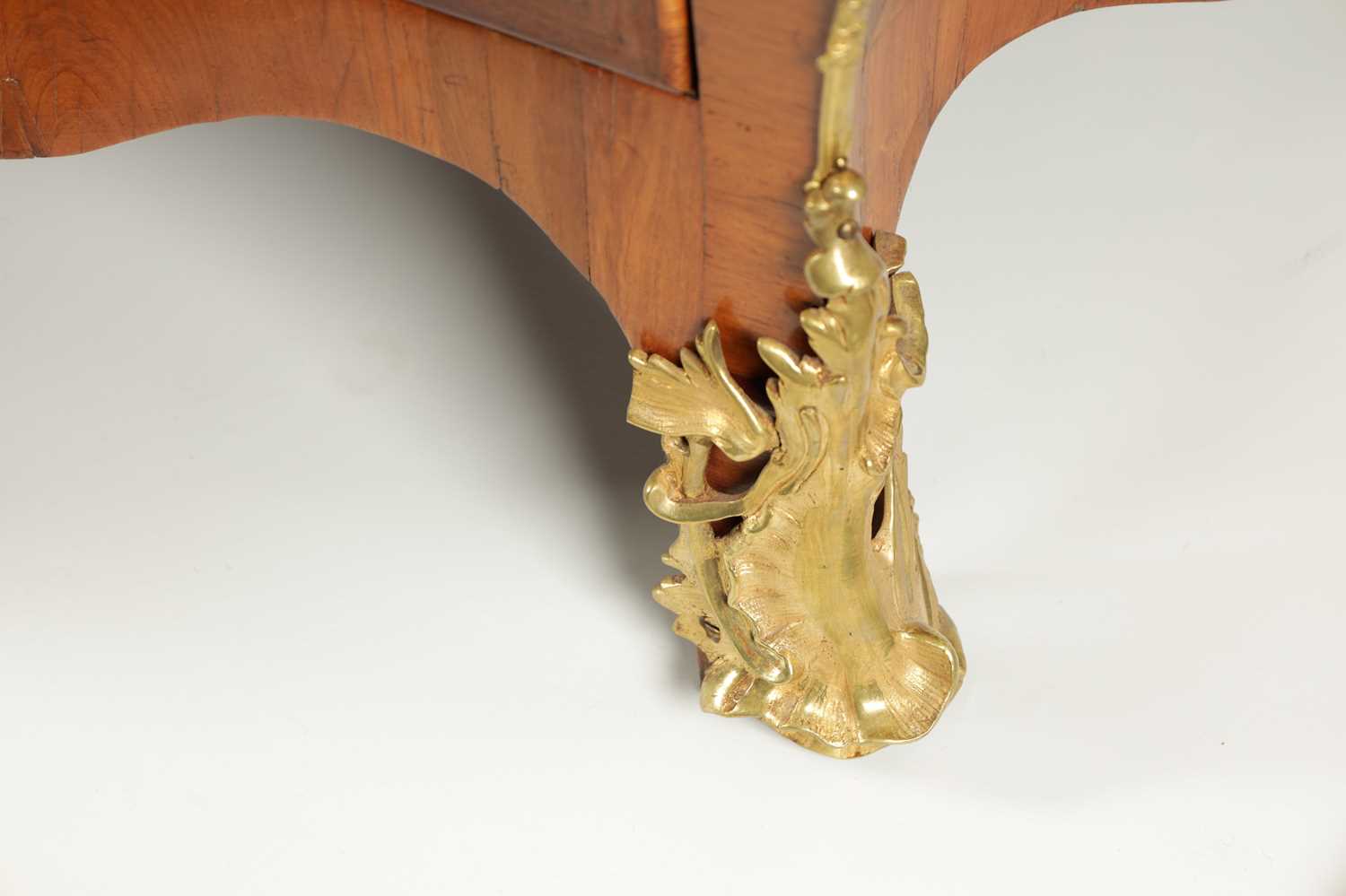 A FINE GEORGE II ENGLISH MARQUETRY COMMODE IN THE MANNER OF HENRY HILL - Image 19 of 23
