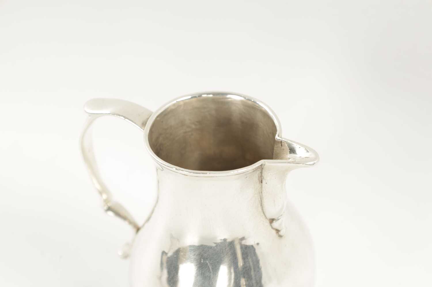 AN EARLY GEORGIAN SILVER CREAM JUG - Image 3 of 7