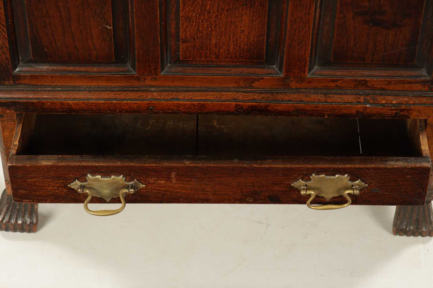 A MID 18TH CENTURY OAK WELSH COFFER BACH - Image 5 of 17