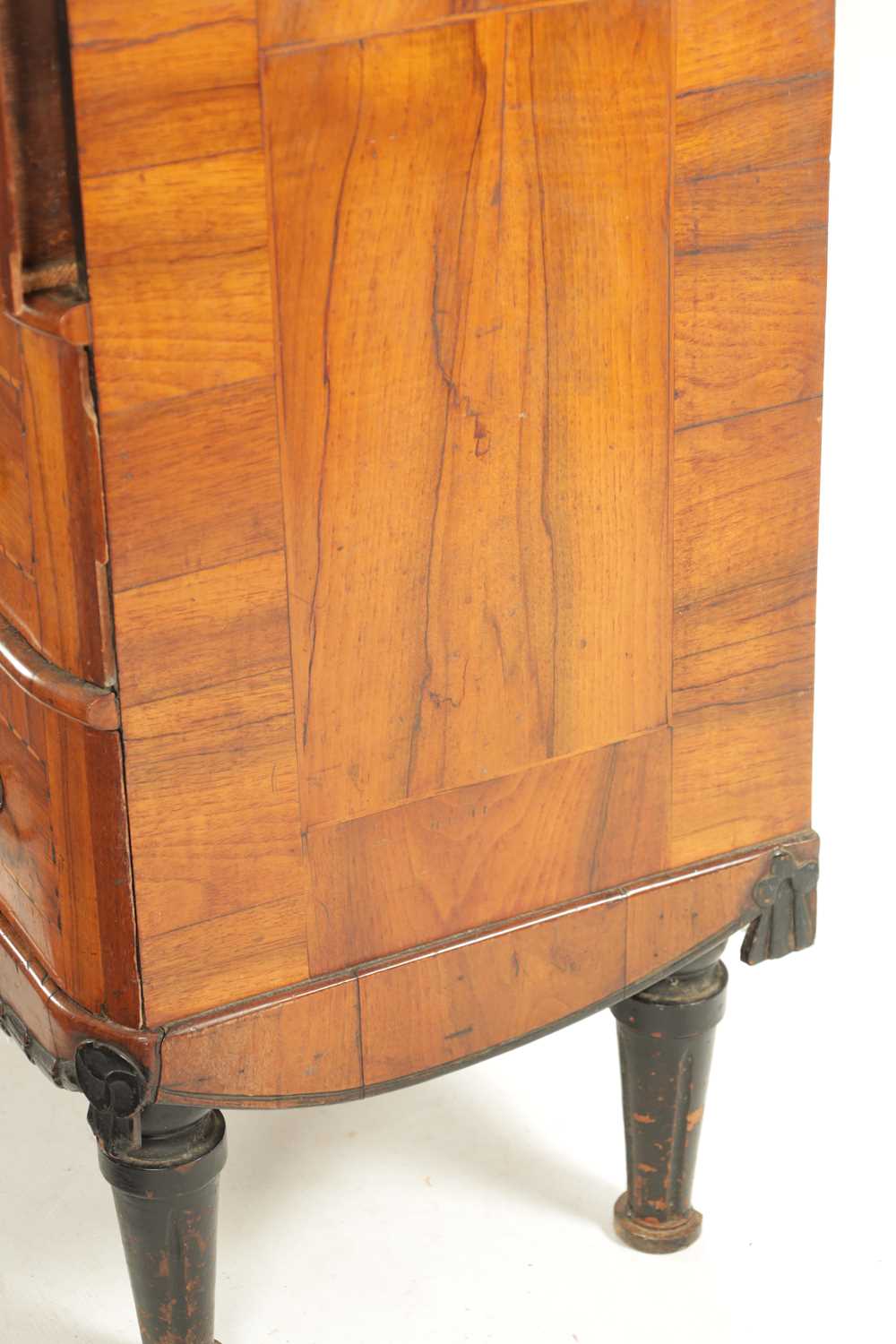 AN EARLY 18TH CENTURY ITALIAN OLIVE WOOD AND WALNUT CHEST OF DRAWERS - Image 8 of 8