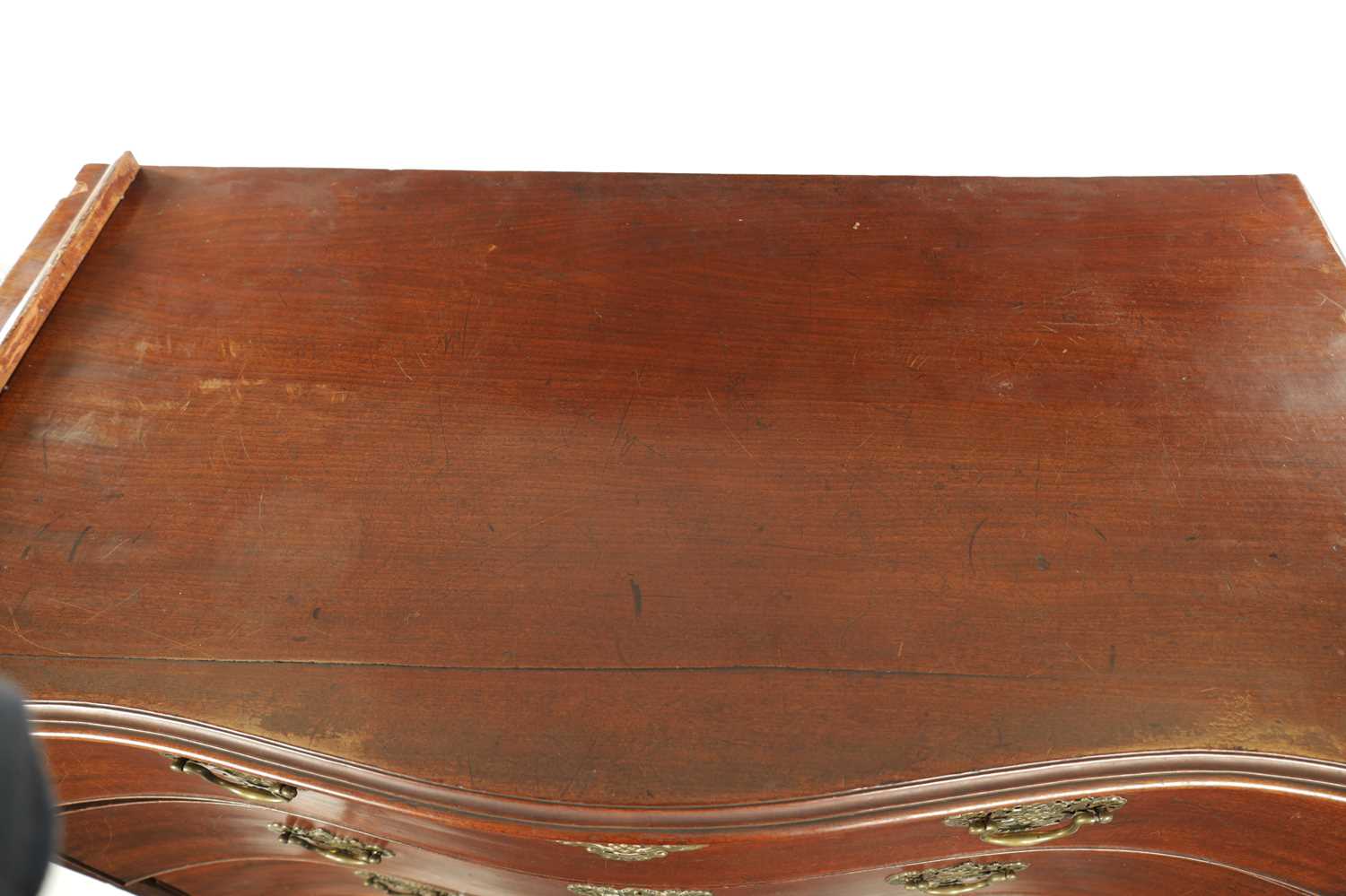 A LARGE GEORGE III CHIPPENDALE PERIOD MAHOGANY COUNTRY HOUSE SERPENTINE CHEST OF DRAWERS - Image 10 of 11