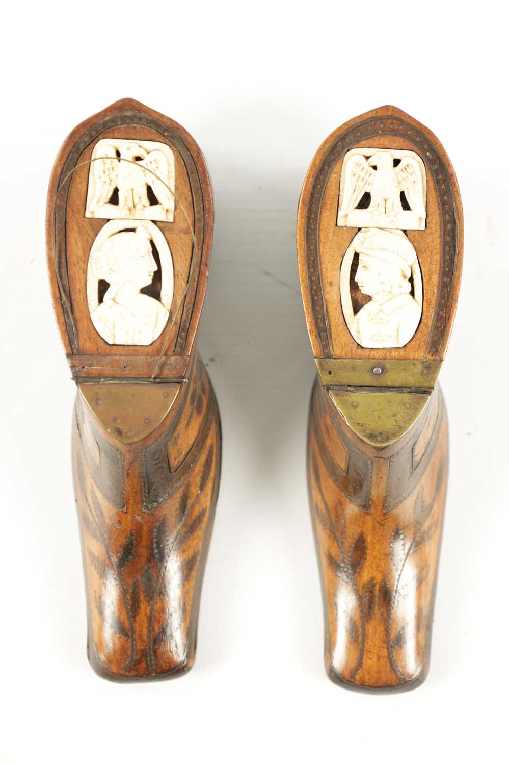 A PAIR OF EARLY 19TH CENTURY EUROPEAN ‘SHOE’ SNUFF BOXES - Image 3 of 8