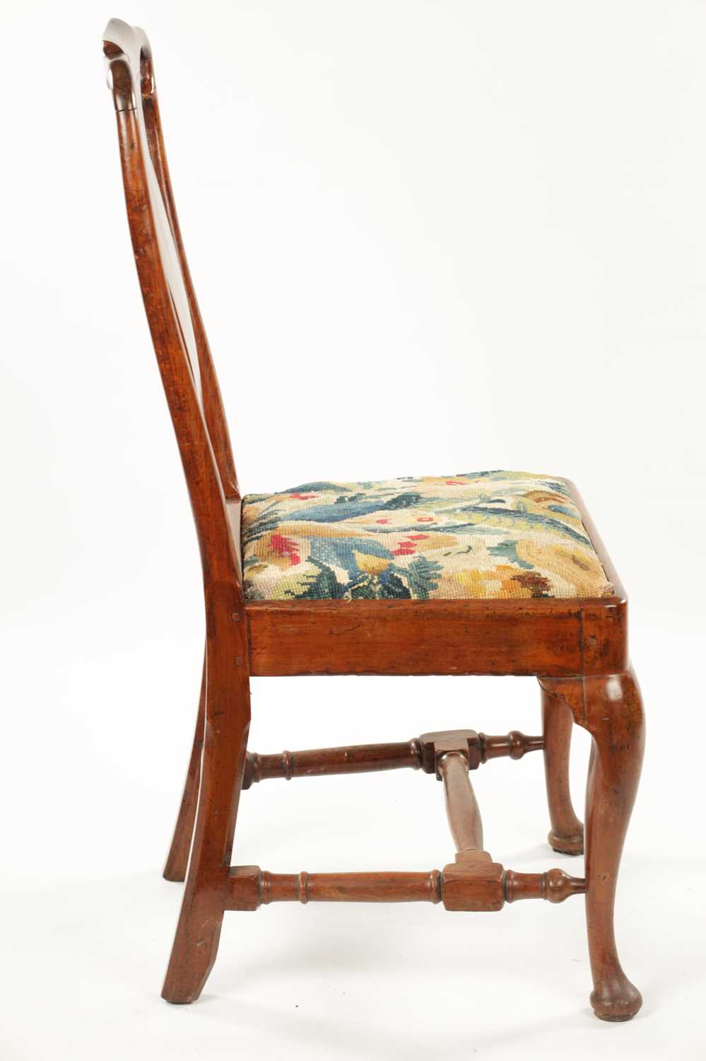 AN EARLY 18TH CENTURY FRUITWOOD SIDE CHAIR WITH PERIOD NEEDLEWORK COVERED SEAT - Image 5 of 7