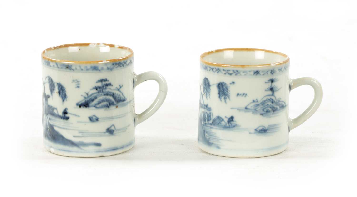 A PAIR OF 18TH CENTURY CHINESE BLUE AND WHITE MUGS