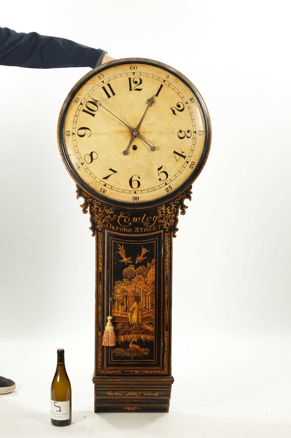 COWLEY, OXFORD STREET. A GEORGE III LACQUERED CHINOISERIE TAVERN CLOCK - Image 5 of 10