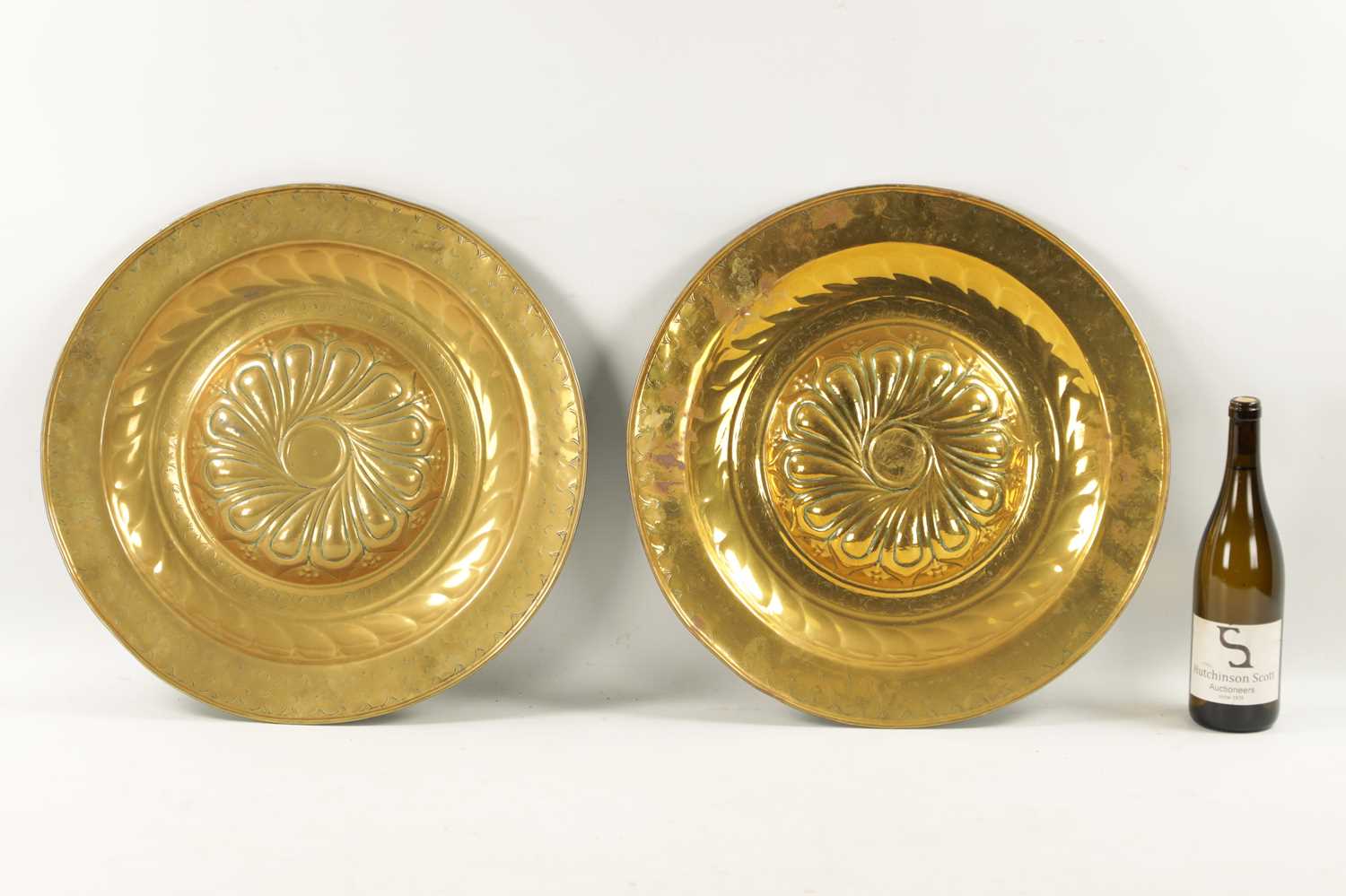 A PAIR OF 17TH CENTURY BRASS ALMS DISHES - Image 2 of 8