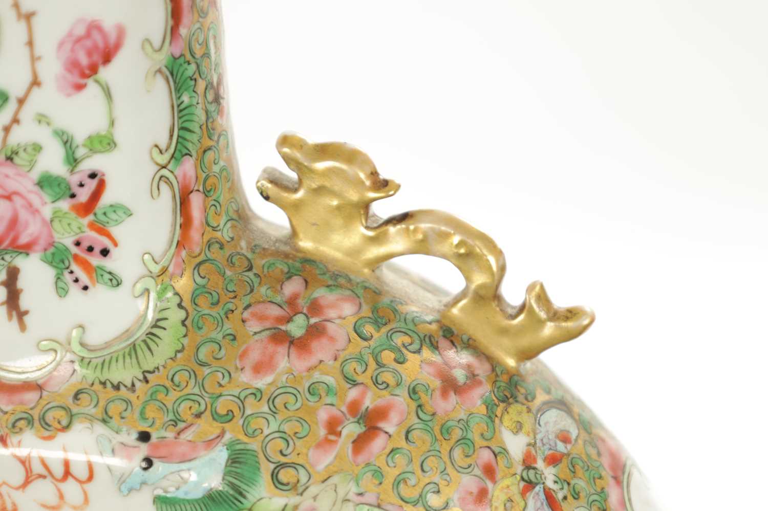 A 19TH CENTURY CHINESE CANTONESE PORCELAIN MOON FLASK - Image 6 of 17