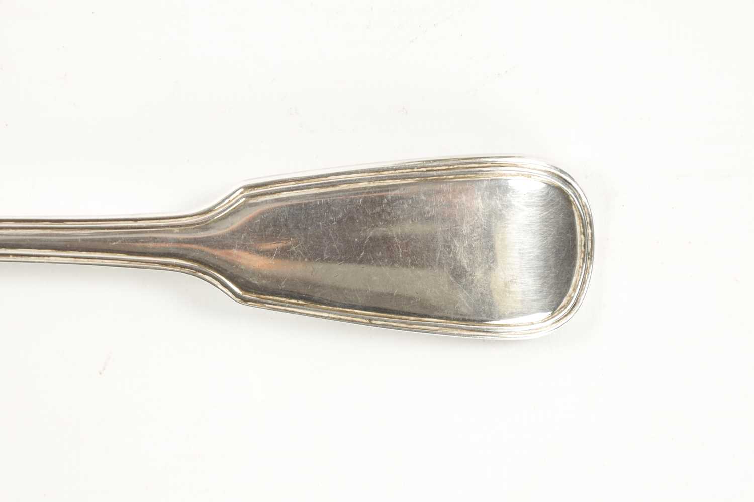 A VICTORIAN SILVER FIDDLE AND THREAD PATTERN STRAINING SPOON - Image 5 of 7