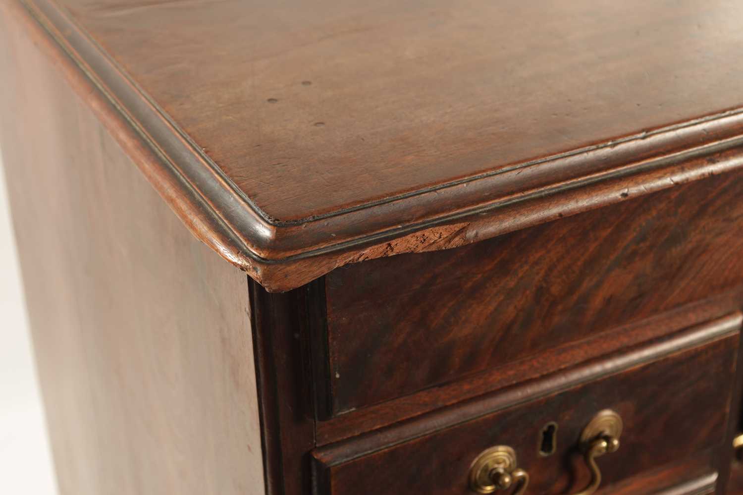 A GOOD EARLY GEORGE III FIGURED MAHOGANY GENTLEMANS ESTATE KNEEHOLE DESK - Image 6 of 19