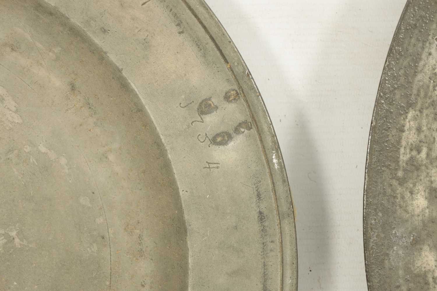 A SET OF FOUR 18TH CENTURY PEWTER PLATES AND A LIPPED TANKARD - Image 9 of 18