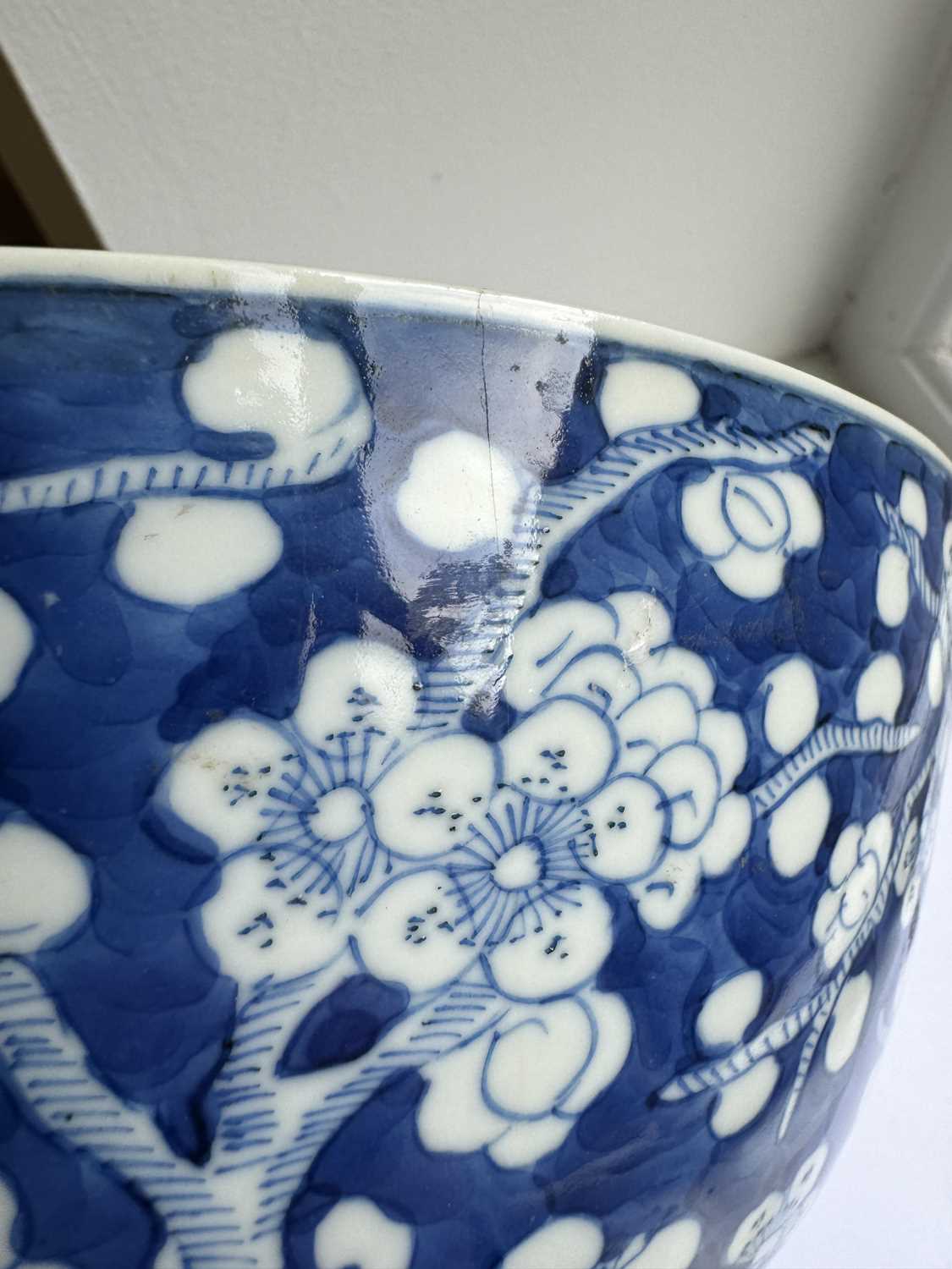 A LARGE 19TH CENTURY CHINESE BLUE AND WHITE PORCELAIN PRUNUS BOWL - Image 9 of 14