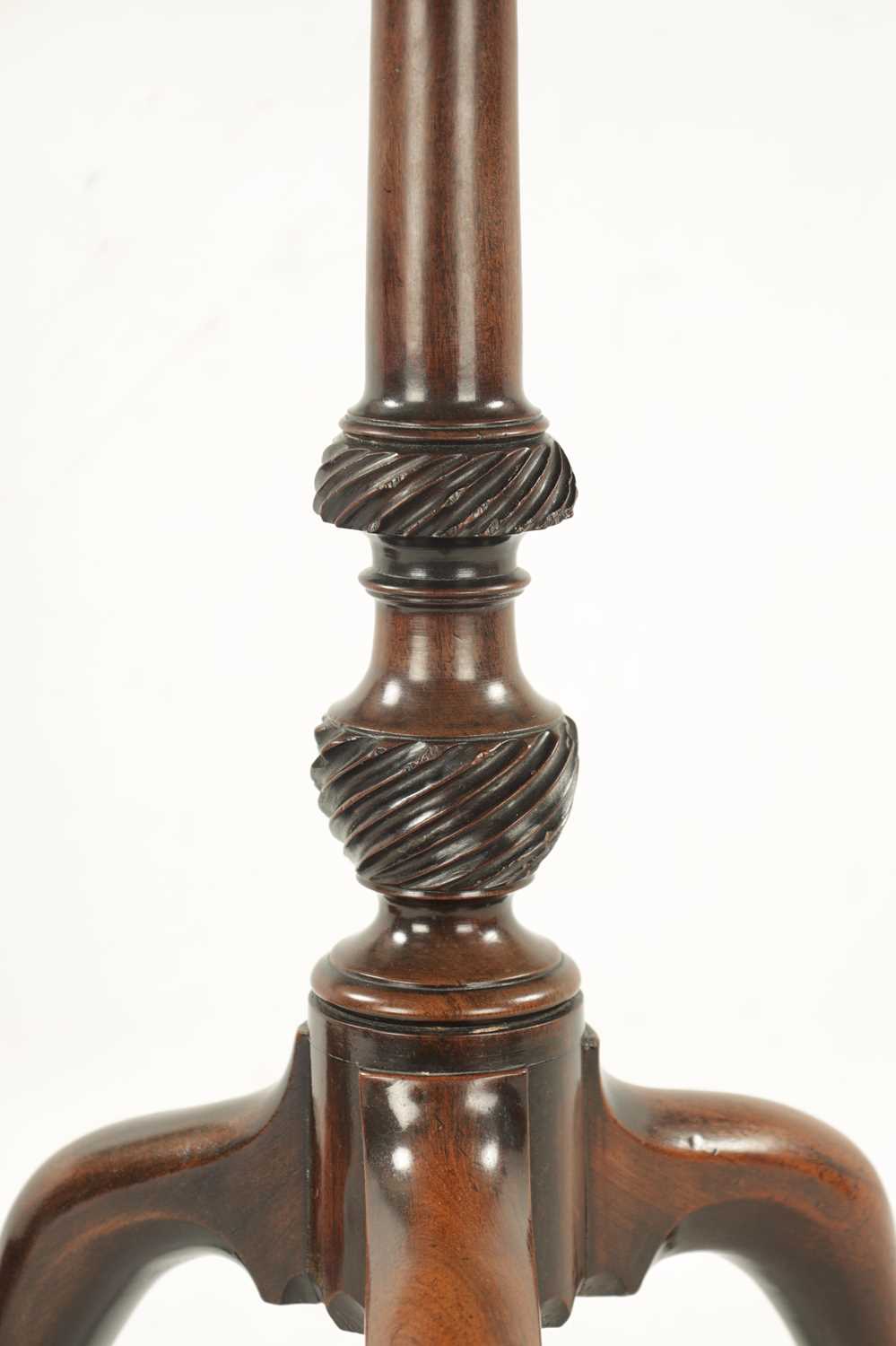 A GEORGE III FIGURED MAHOGANY CANDLE STAND - Image 4 of 7