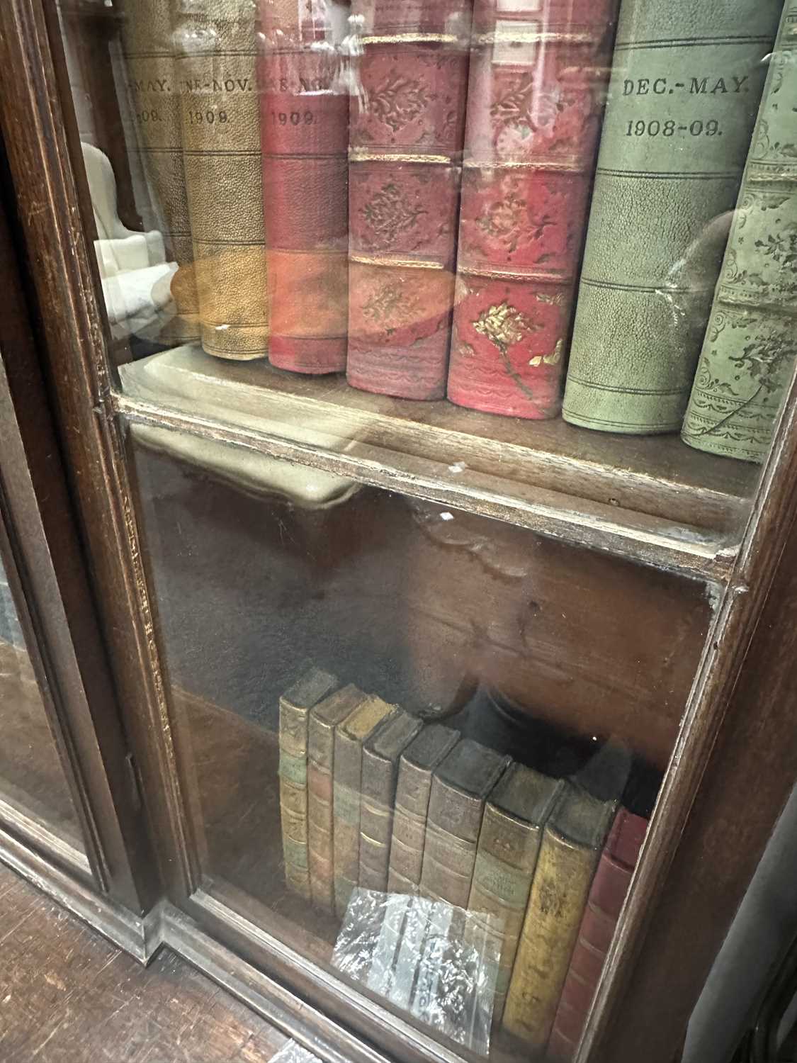 A RARE SMALL SIZED GEORGE II MAHOGANY BREAKFRONT LIBRARY BOOKCASE - Image 21 of 24