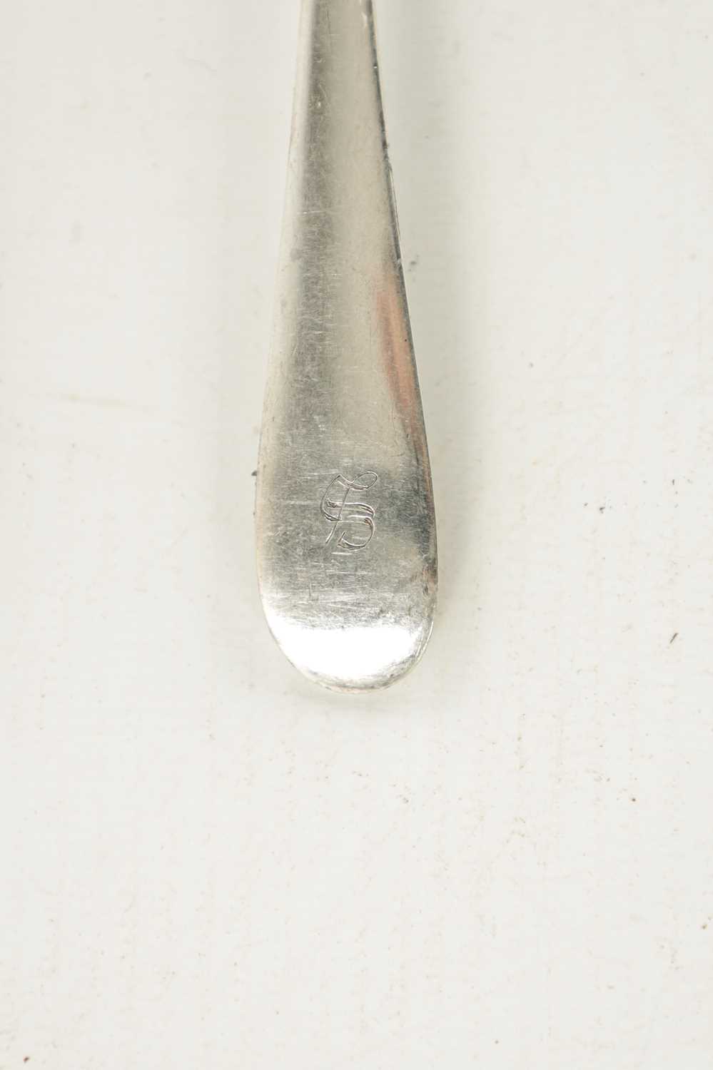 A SET OF SIX GEORGE III SILVER DESERT SPOONS - Image 3 of 6