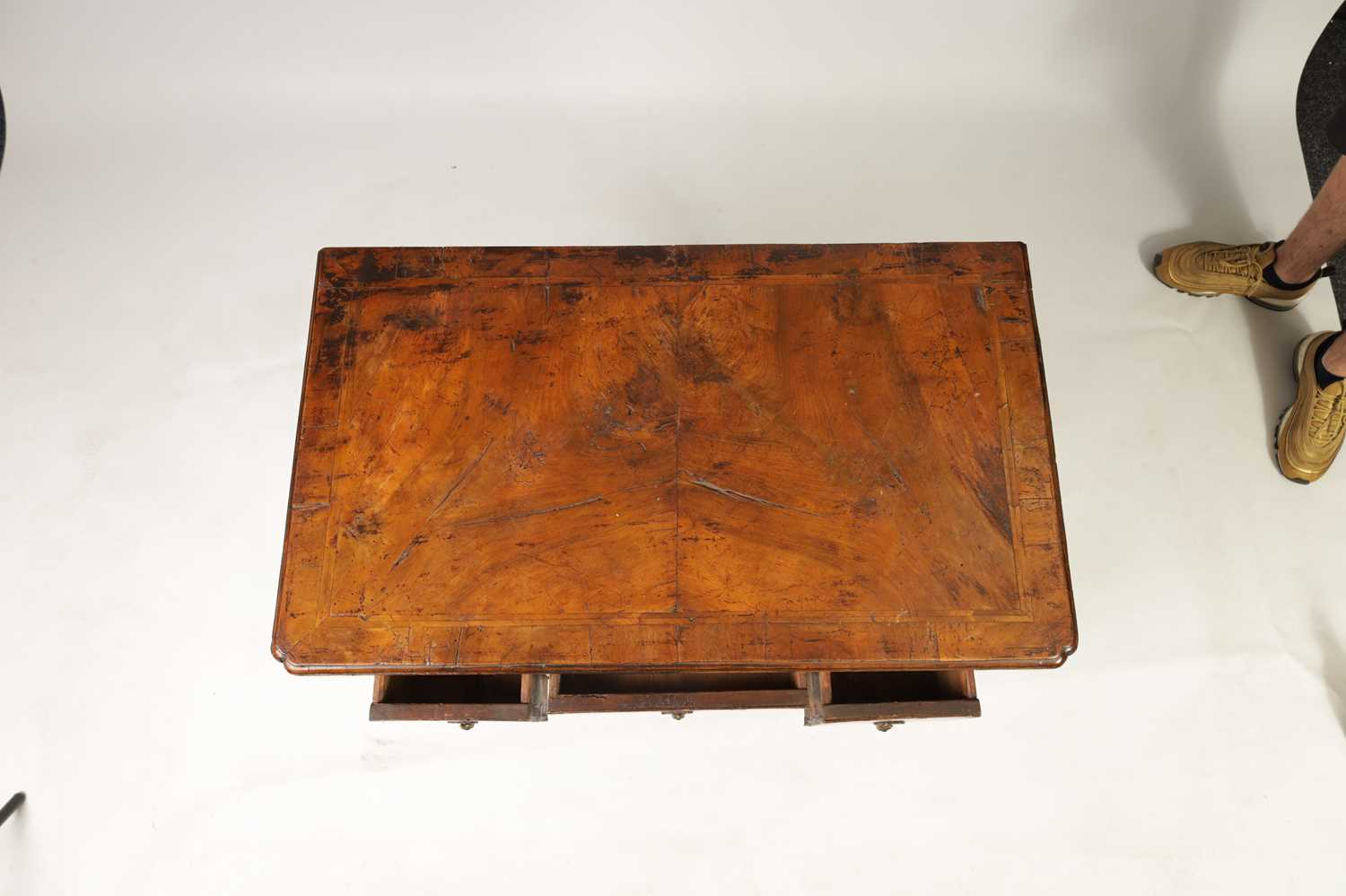 A GEORGE I FIGURED WALNUT AND HERRING-BANDED LOWBOY - Image 4 of 8