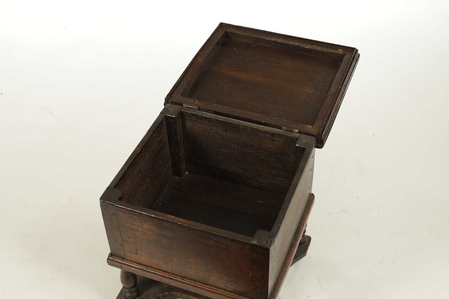 AN EARLY 18TH CENTURY OAK CLOSE STOOL - Image 2 of 5