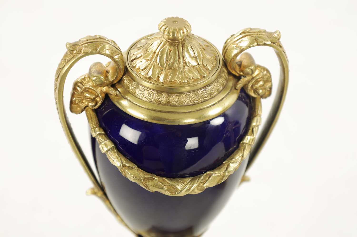 A PAIR OF REGENCY ORMOLU AND PORCELAIN CASSOLETTES IN THE MANNER OF MATTHEW BOLTON - Image 7 of 8