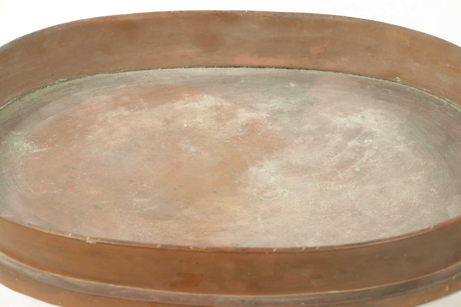 A 19TH CENTURY OVAL COPPER FISH KETTLE LID - Image 4 of 4