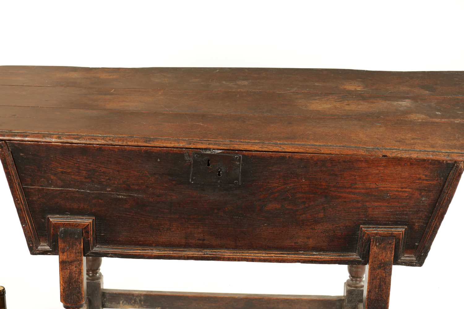 AN EARLY 18TH CENTURY ELM AND OAK DOUGH BIN - Image 3 of 6