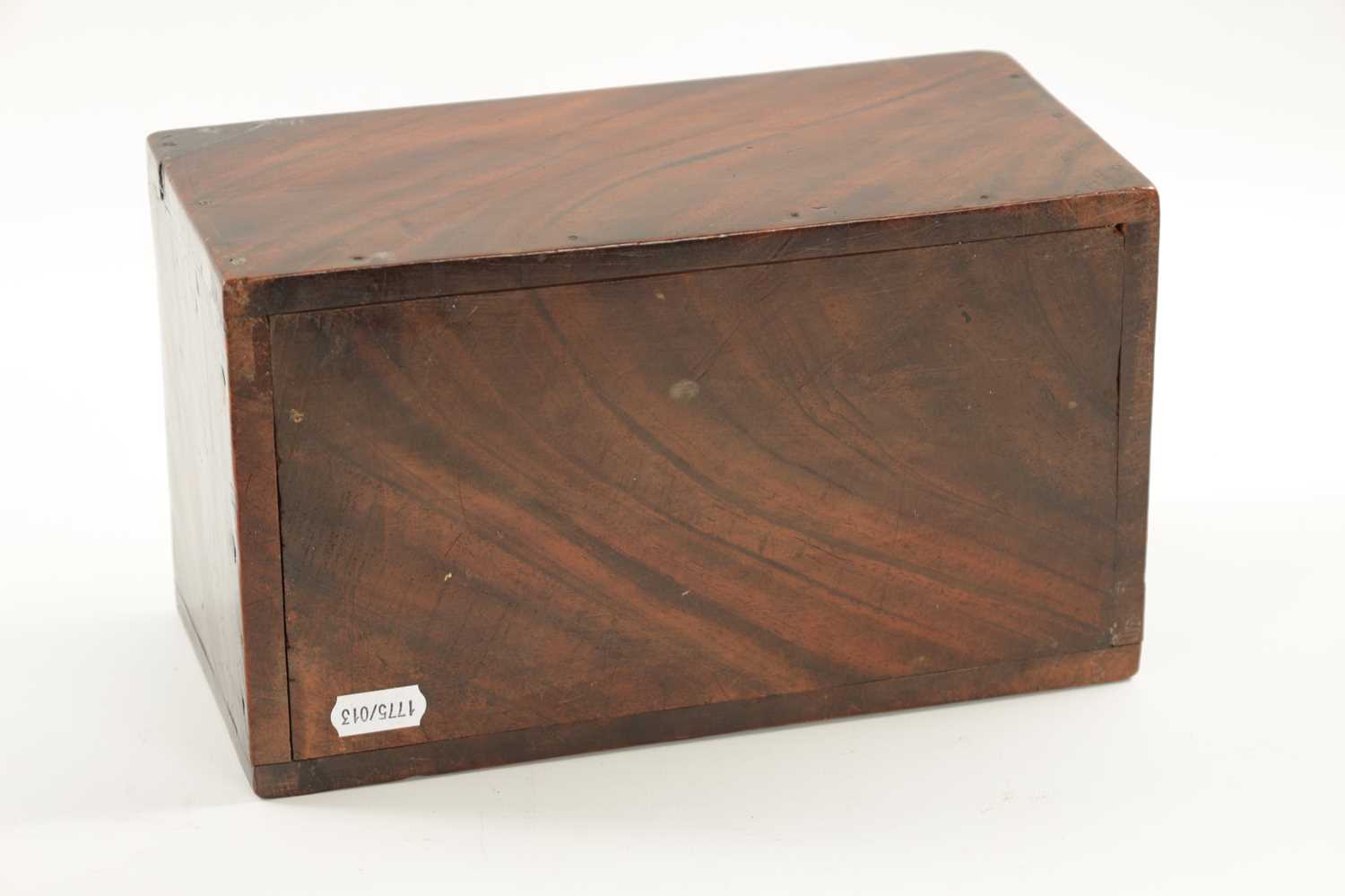 A GEORGE III FIGURED ELM CANDLE BOX OF FINE COLOUR AND PATINA - Image 7 of 7