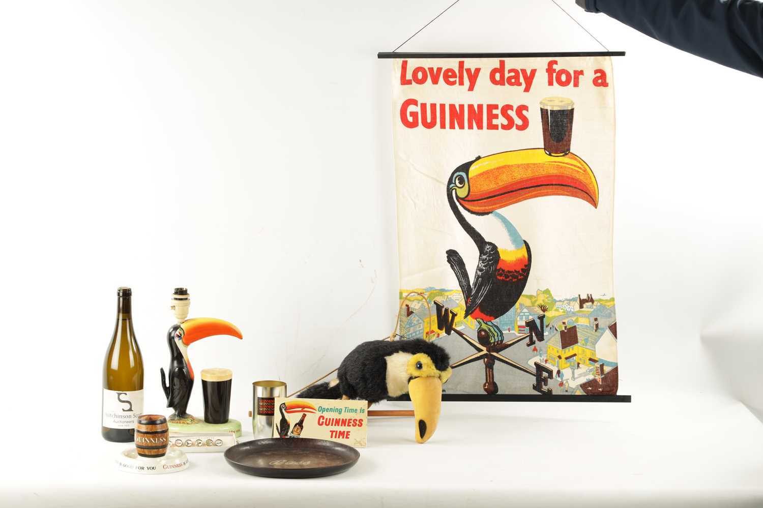 A CARLTON GUINNESS ADVERTISING TABLE LAMP, A GUINNESS ASHTRAY AND VARIOUS OTHER RELATED ITEMS - Image 2 of 6