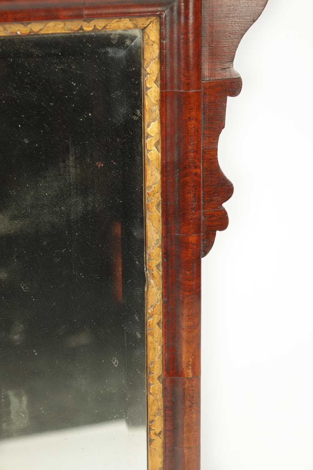 A SMALL 18TH CENTURY WALNUT HANGING MIRROR - Image 4 of 6