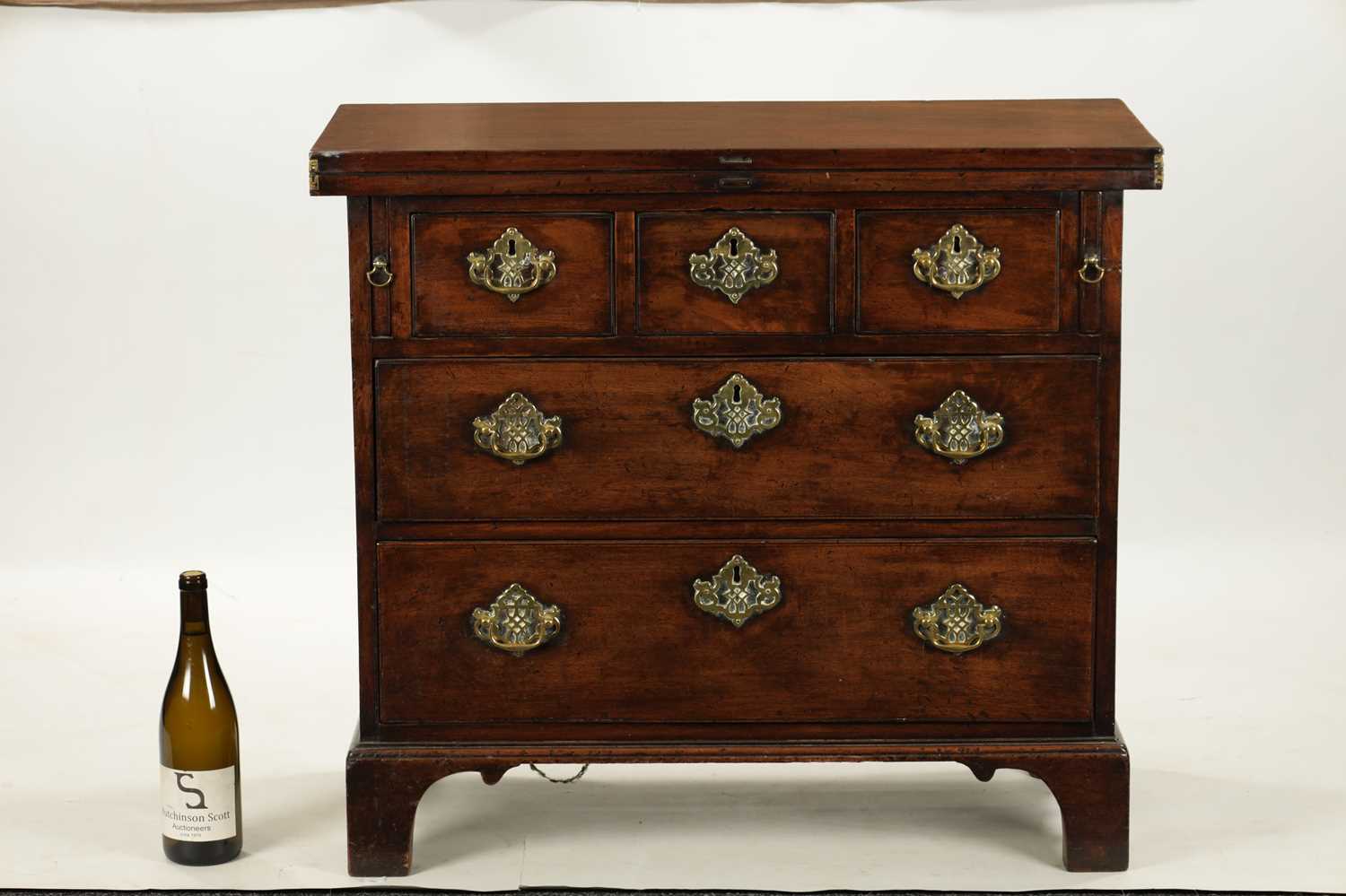 AN EARLY 18TH CENTURY WALNUT BACHELORS CHEST - Image 2 of 8