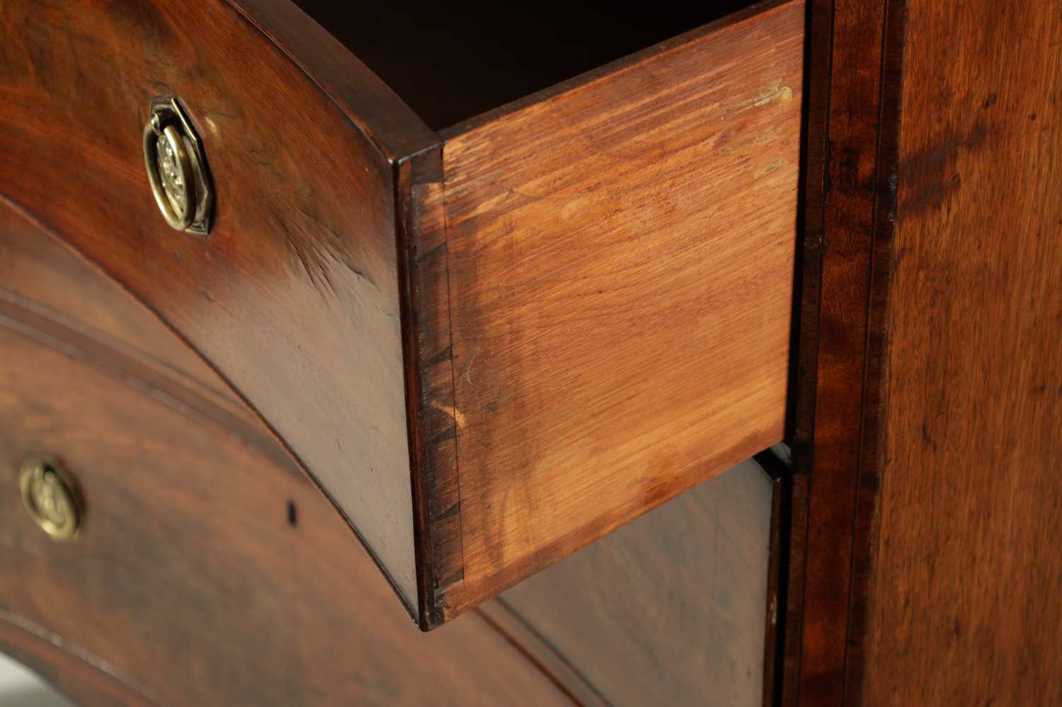 AN UNUSUAL LATE GEORGIAN FIGURED MAHOGANY INVERTED BOW FRONT CHEST OF DRAWERS - Image 3 of 5