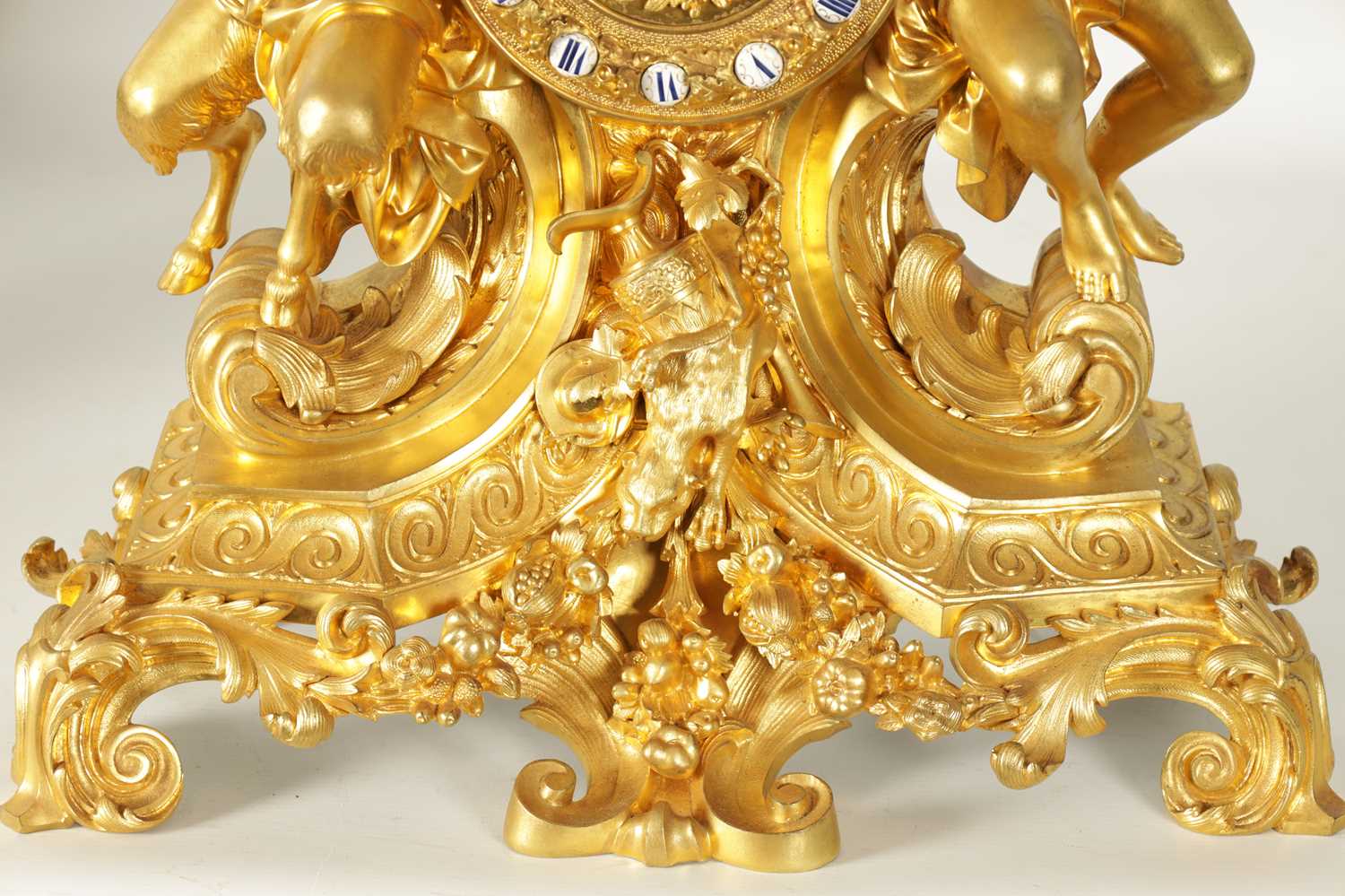 A FINE QUALITY MID 19TH CENTURY FRENCH ORMOLU FIGURAL MANTEL CLOCK - Image 5 of 11