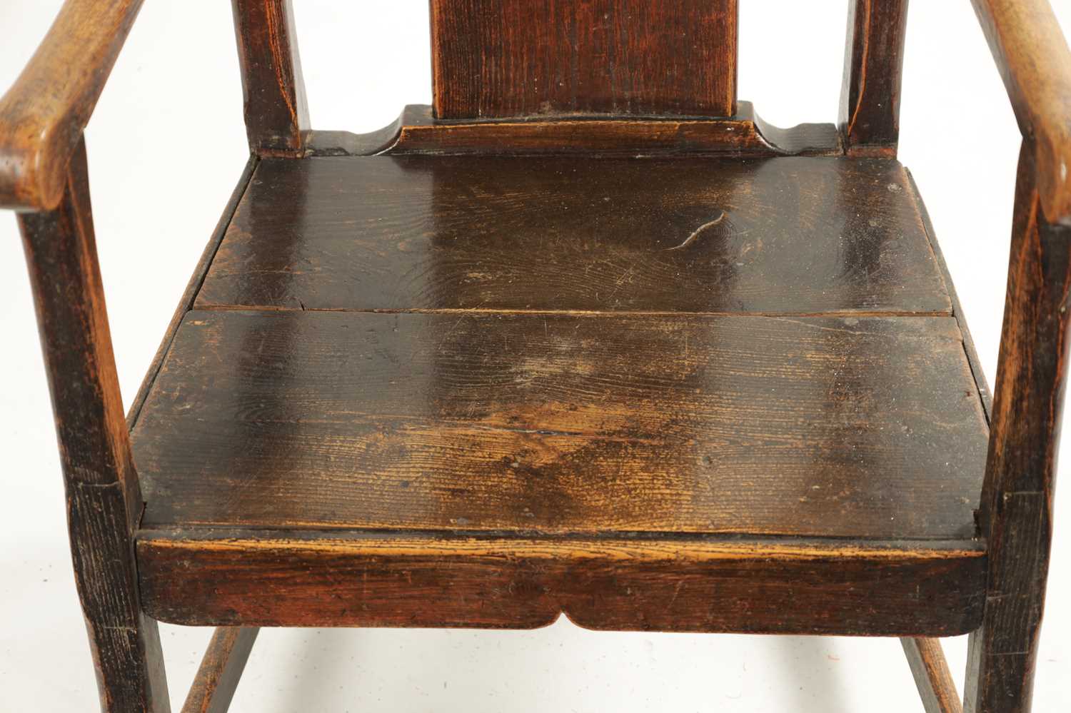 AN 18TH CENTURY PRIMITIVE ASH AND ELM COUNTRY ARMCHAIR - Image 3 of 9