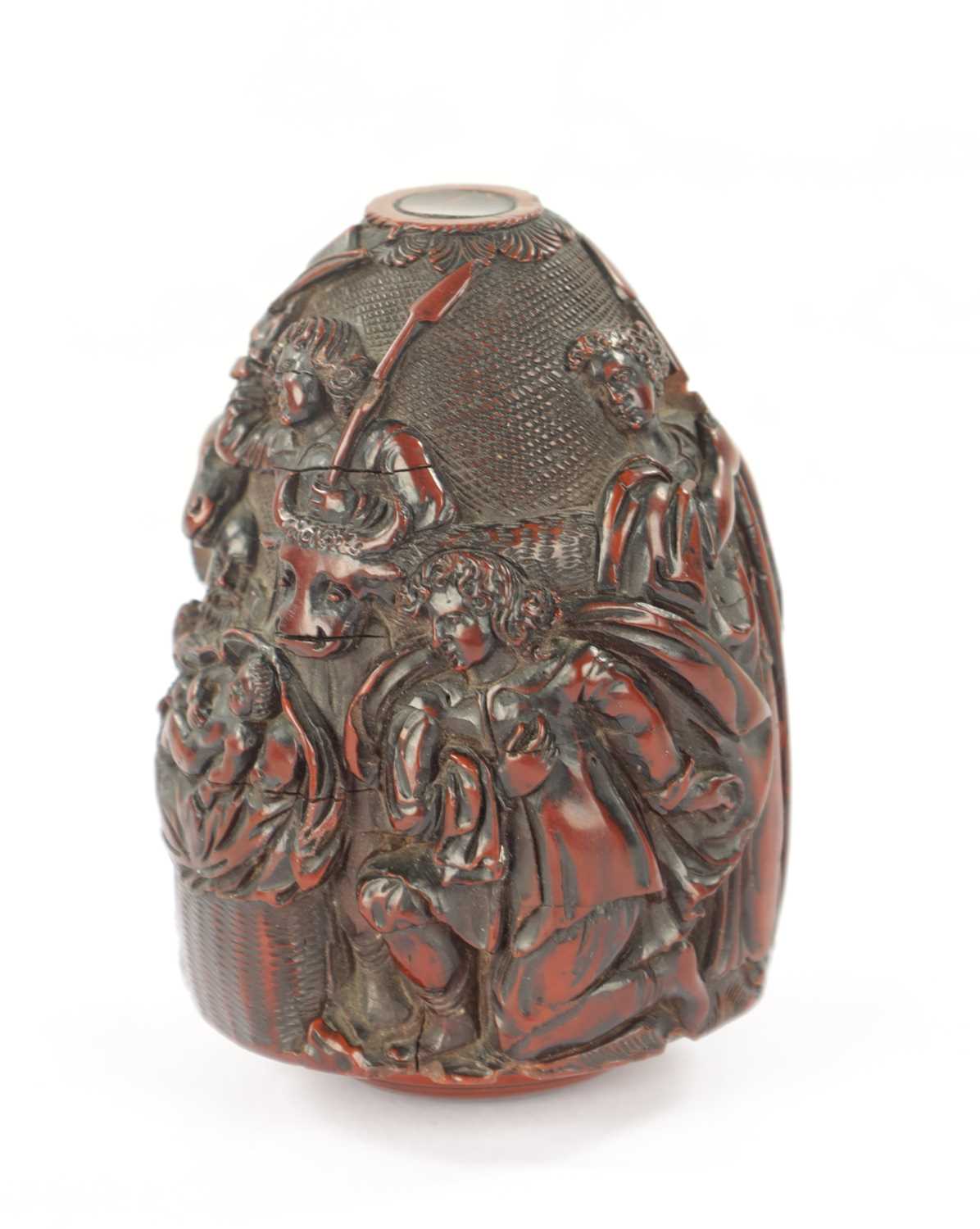 A FINE 18TH CENTURY FRENCH CARVED COQUILLA NUT SNUFF BOX