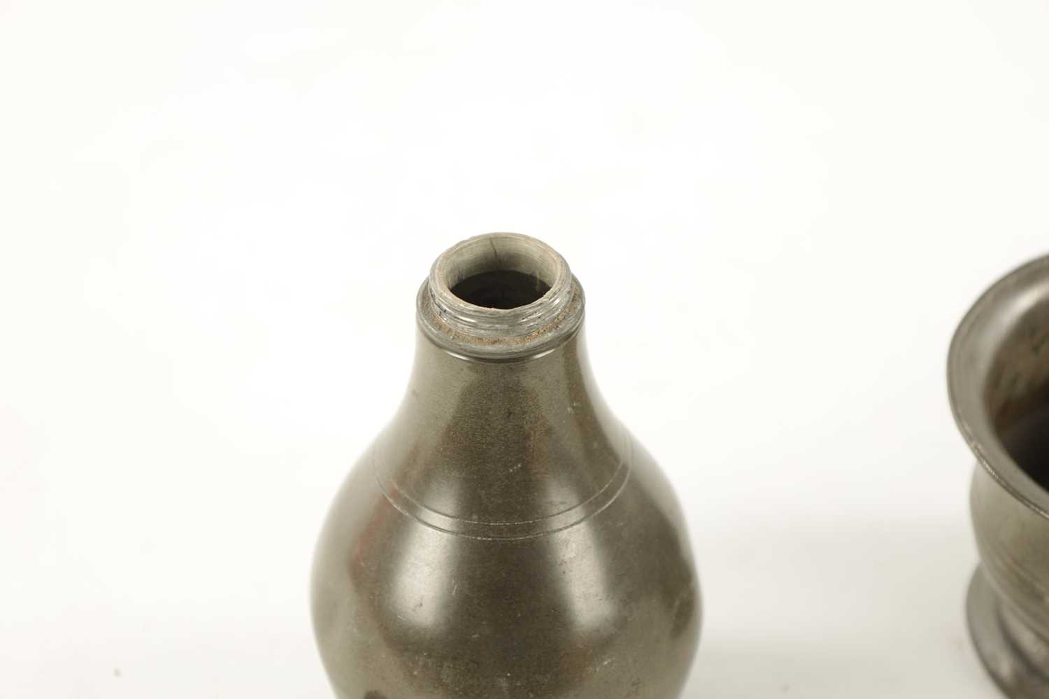 THREE PIECES OF 18TH CENTURY PEWTER WARE COMPRISING A WIG POWDER, A MINIATURE TANKARD AND SALT - Image 6 of 8