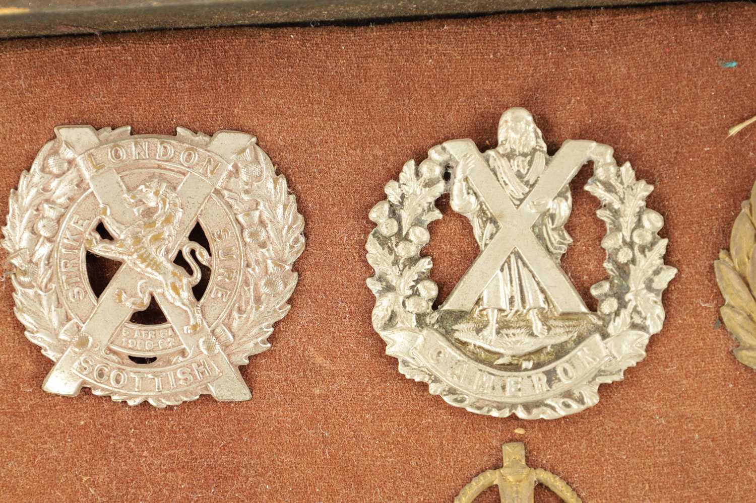 A LARGE COLLECTION OF MILITARY MEDALS AND HAT BADGES - Image 6 of 8
