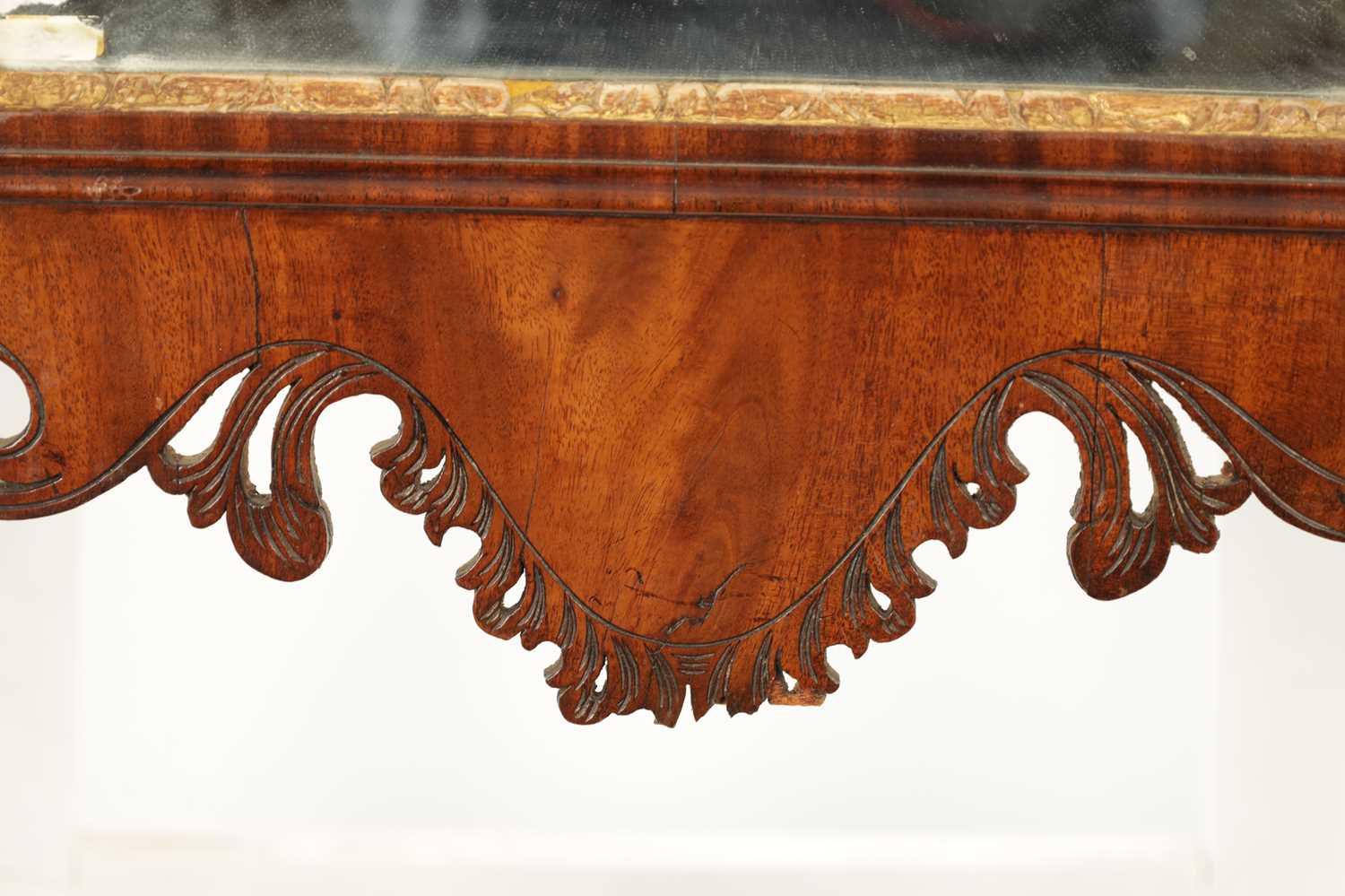 A GOOD GEORGE III MAHOGANY AND PARCEL GILT HANGING MIRROR - Image 2 of 12