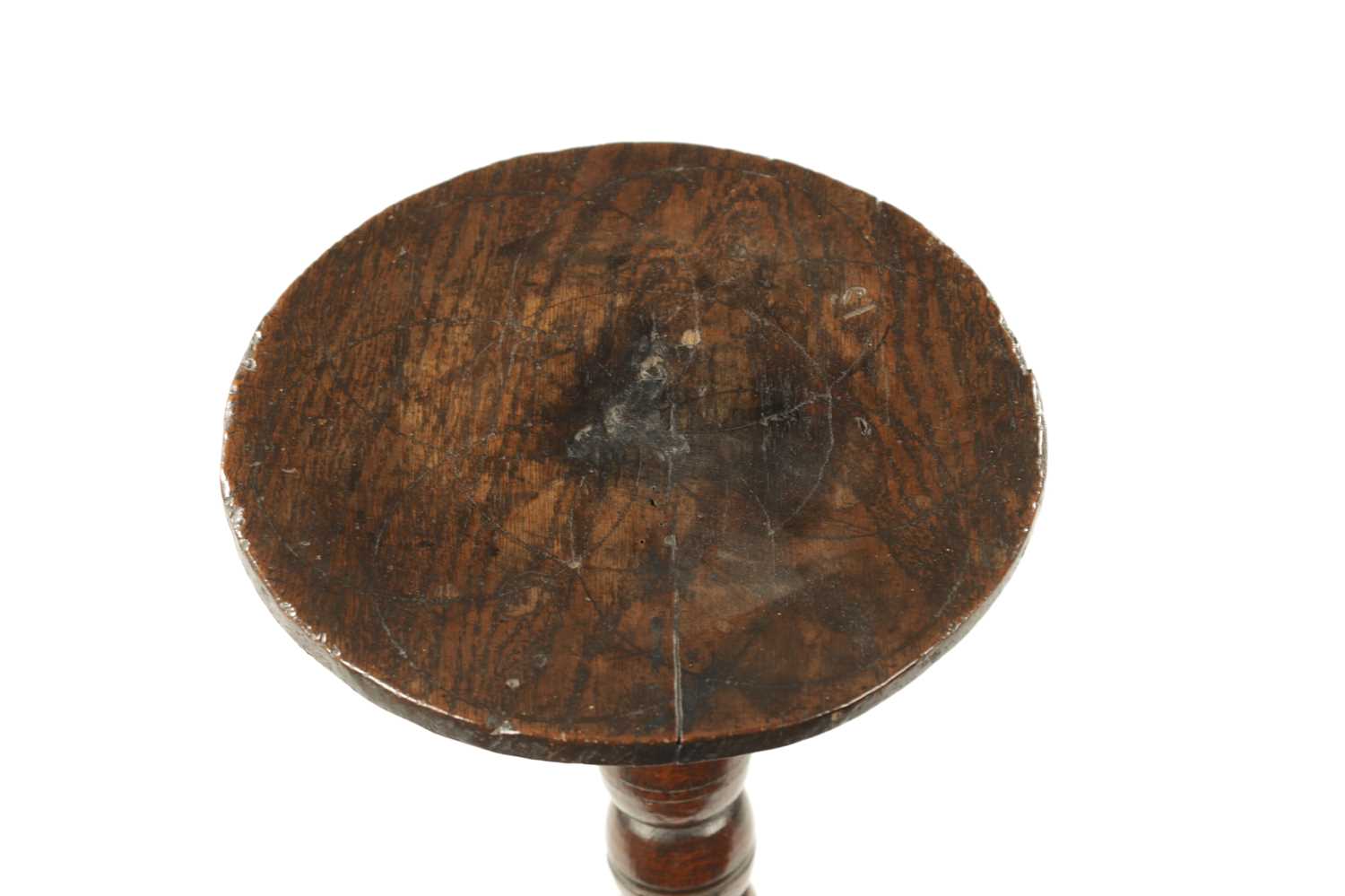 A RARE LATE 17TH CENTURY OAK BOBBIN STEM CANDLE STAND - Image 2 of 14