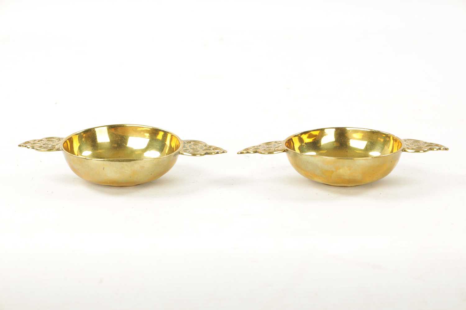 A PAIR OF EARLY CAST BRASS PORRINGERS - Image 3 of 8