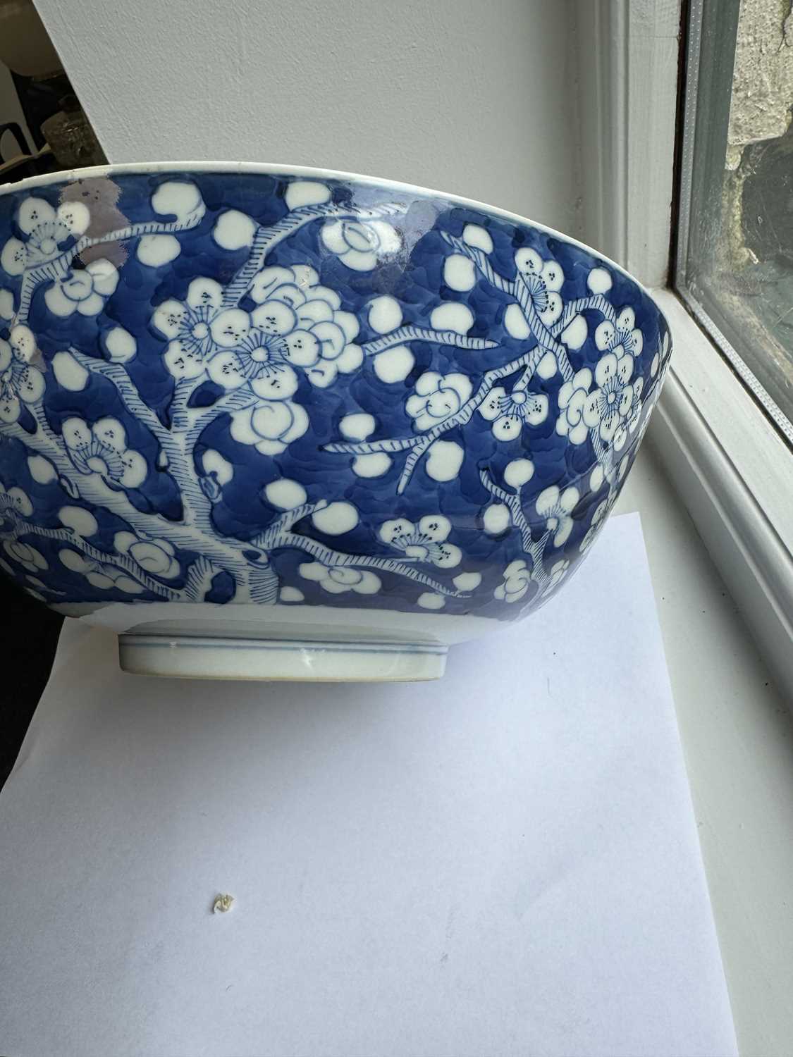 A LARGE 19TH CENTURY CHINESE BLUE AND WHITE PORCELAIN PRUNUS BOWL - Image 14 of 14