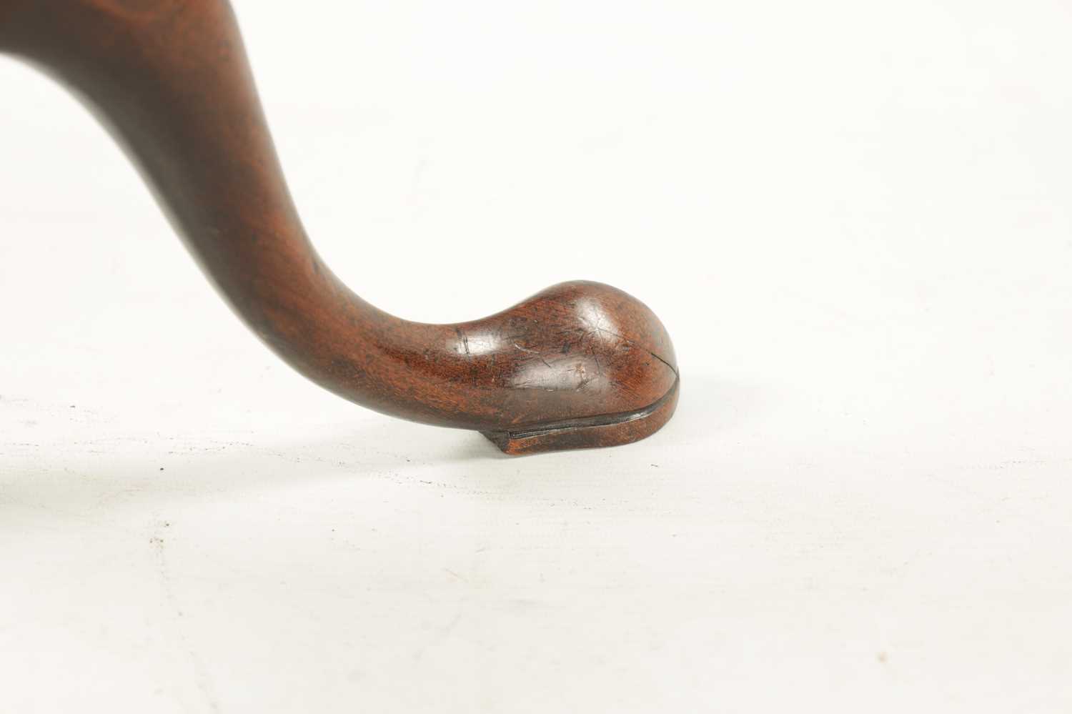 A GEORGE III FIGURED MAHOGANY CANDLE STAND - Image 5 of 7