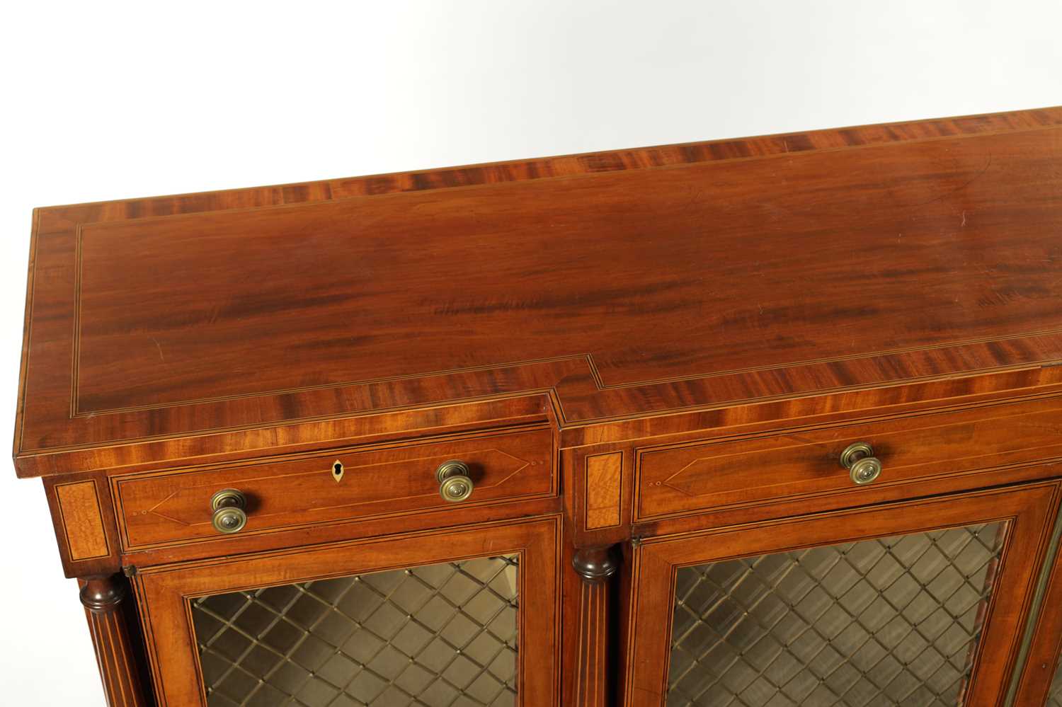 A FINE GEORGE III SATINWOOD BANDED AND INLAID FIGURED MAHOGANY BREAKFRONT SIDE CABINET - Image 6 of 6