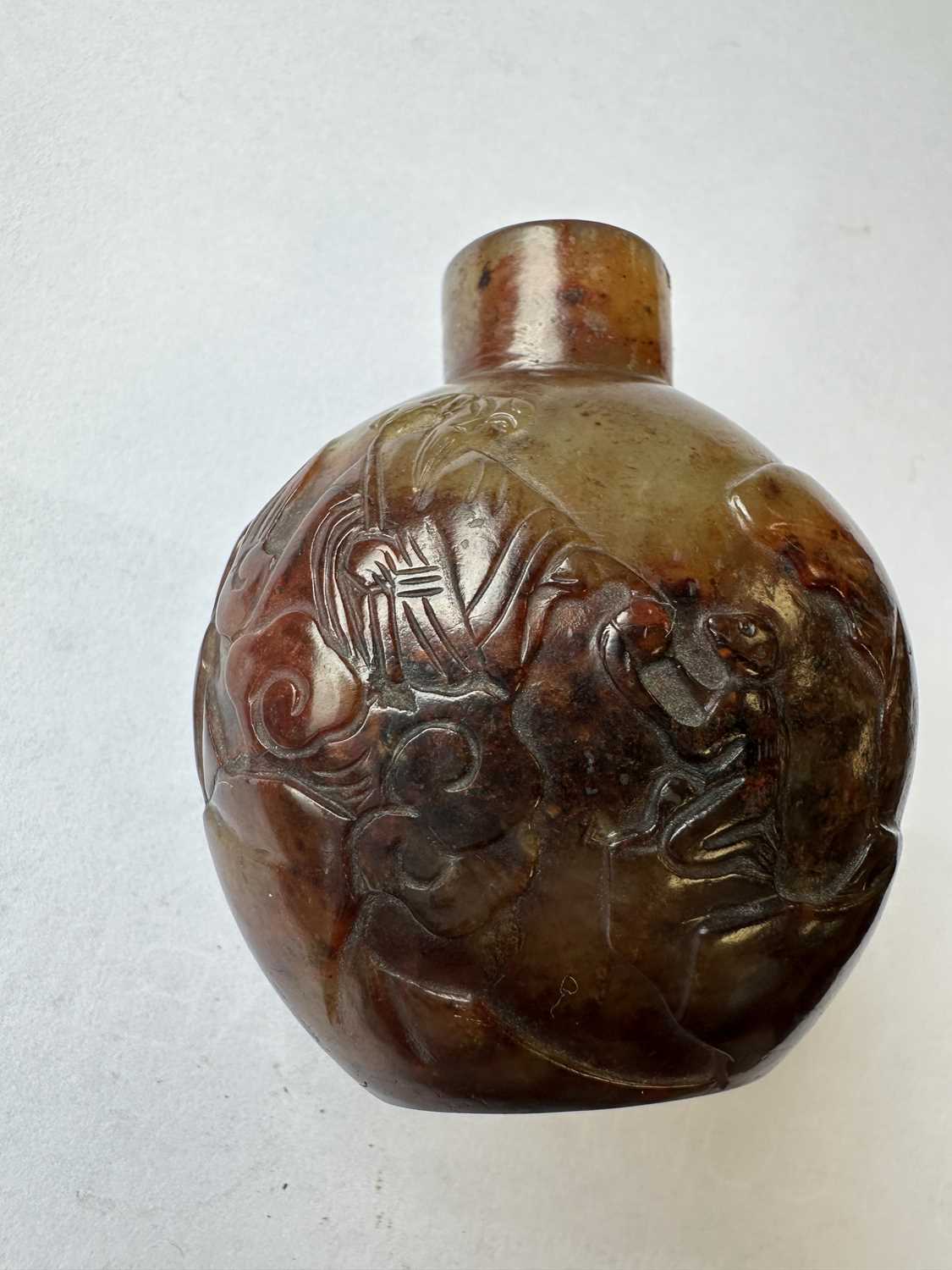 A CHINESE CARVED RUSSET JADE SNUFF BOTTLE - Image 17 of 18
